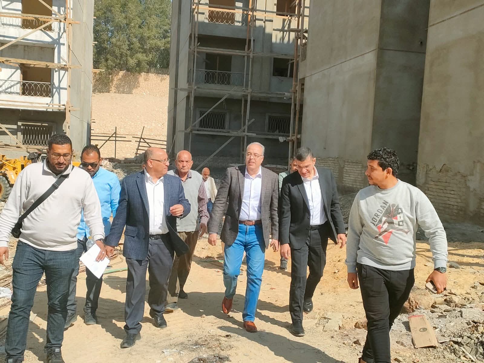 مسؤولو "الإسكان" يتابعون معدلات إنجاز مشروع «نزهة التجمع الثالث» تنفيذاً للتكليفات الوزارية