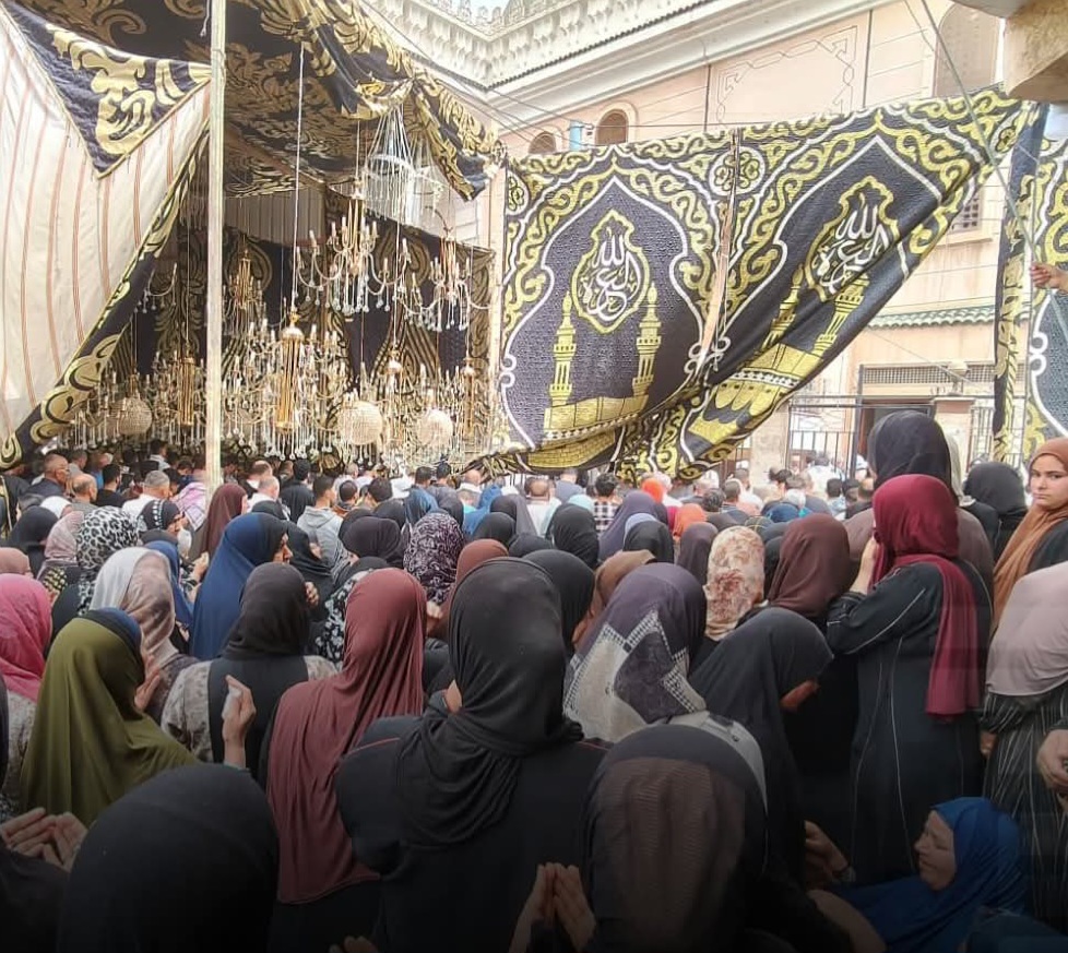 الإسكندرية تودّع ضحايا حادث انقلاب سيارة نقل محملة بالأسفلت في مشهد جنائزي مهيب