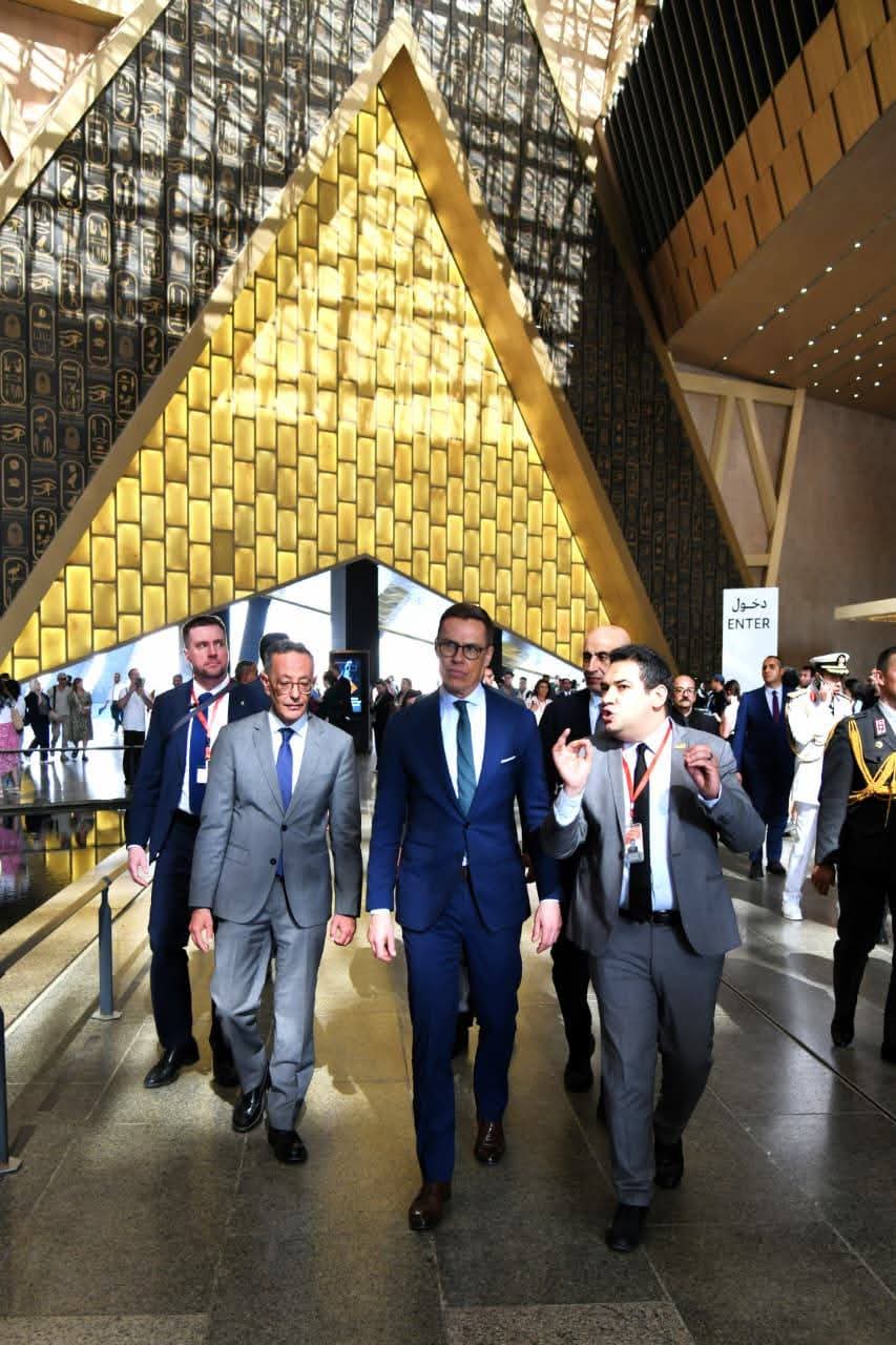 رئيس فنلندا يُبهر بعظمة الأهرامات: “معجزة هندسية”.. وجولة خاصة داخل المتحف المصري الكبير