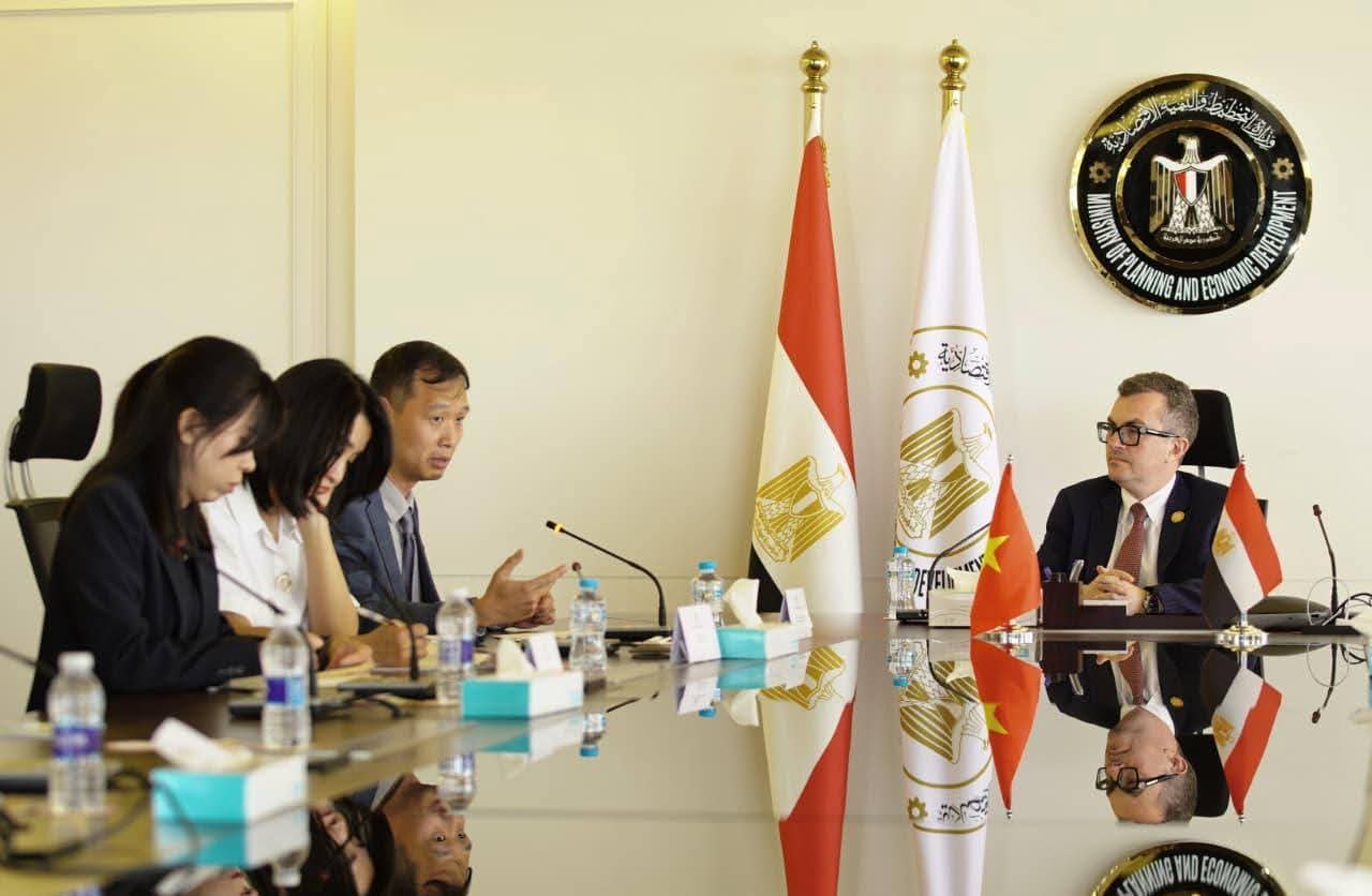 وزير التخطيط والتنمية الاقتصادية يبحث مع سفير فيتنام تعزيز الشراكة التنموية والتعاون الاقتصادي