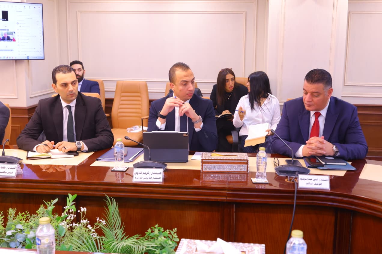 وزيرة التضامن الاجتماعي تترأس اجتماعاً مع المسئولين عن اللجنة العليا للأسر البديلة الكافلة بالوزارة