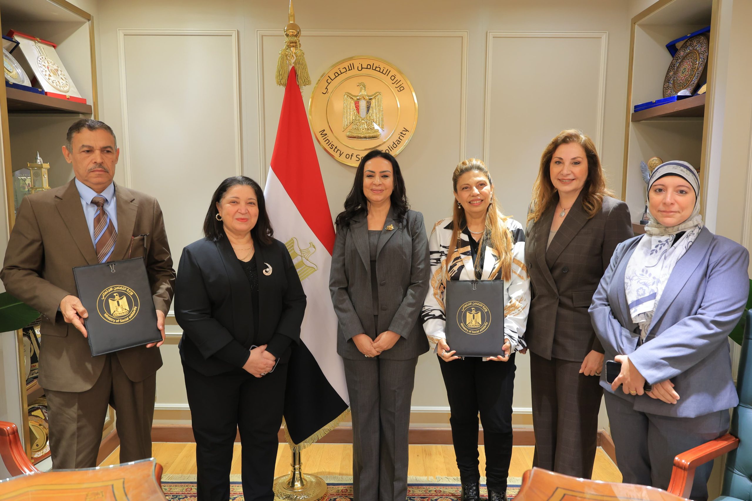 وزيرة التضامن تشهد توقيع عقود تمويل المشروعات متناهية الصغر بين صندوق دعم الصناعات الريفية والبيئية وأربع جمعيات ومؤسسات أهلية