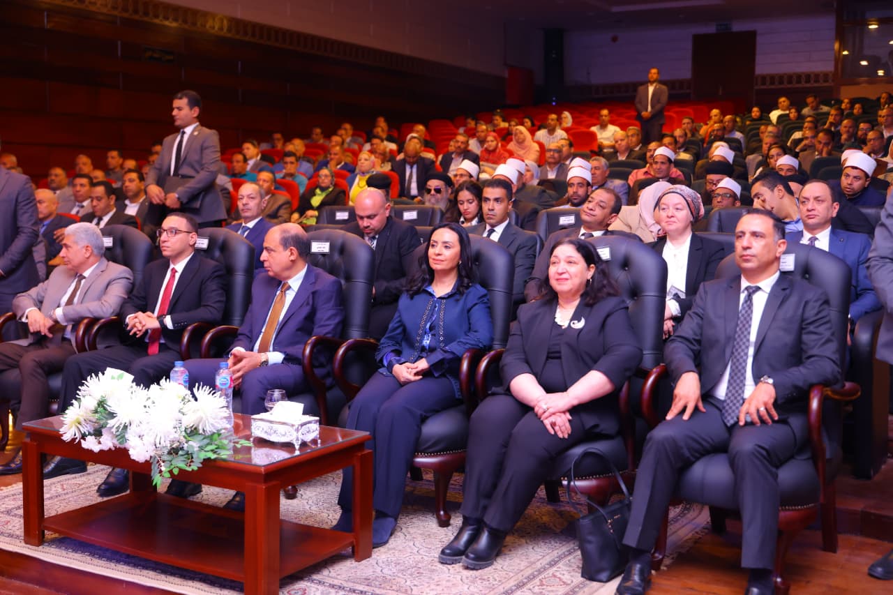 وزيرة التضامن الاجتماعي تشهد استعراض إنجازات مشروع تعزيز قيم وممارسات المواطنة بديوان عام محافظة المنيا