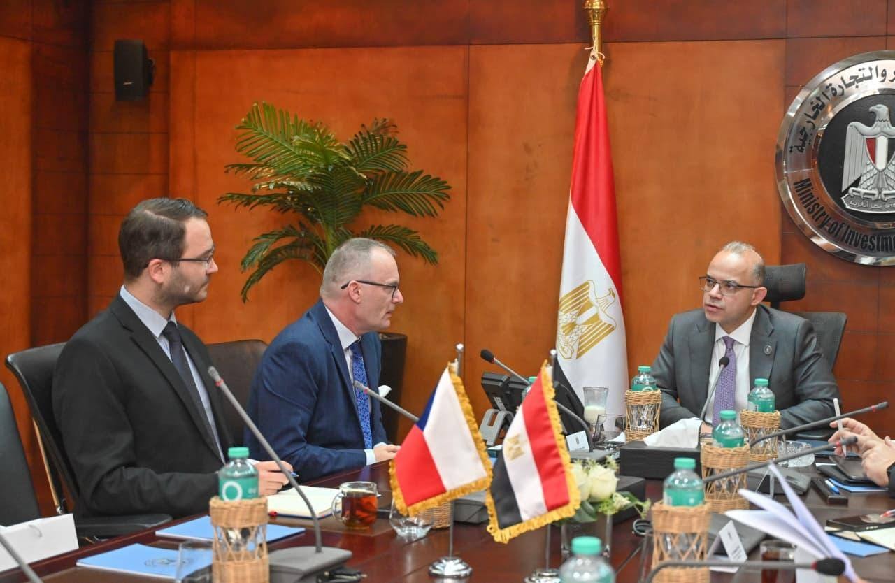 وزير الاستثمار يبحث مع سفير التشيك تعزيز الشراكة الاستثمارية والتجارية وتوطين التكنولوجيا المتقدمة