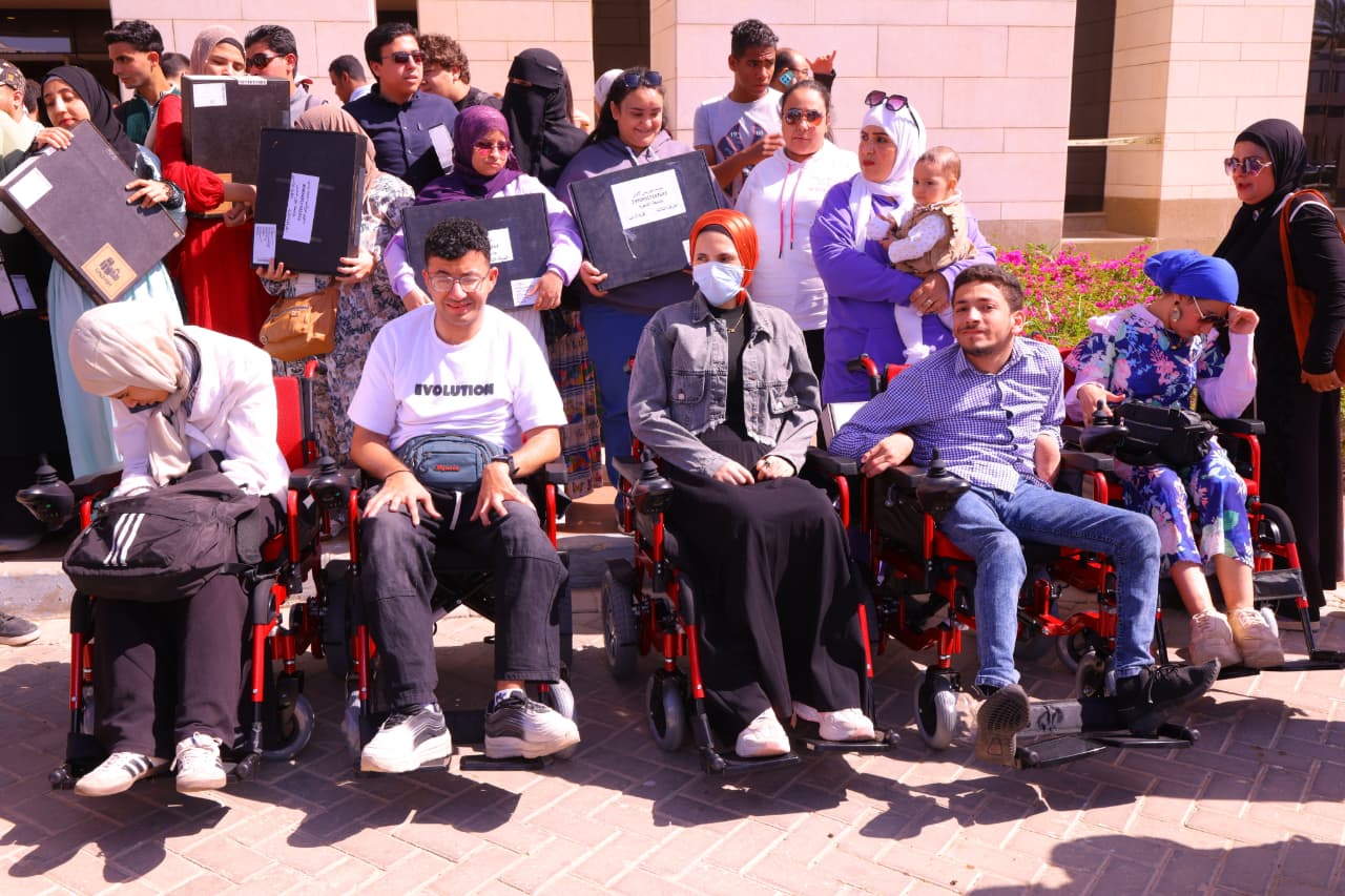 وزيرة التضامن الاجتماعي تشهد توزيع عدد من الأجهزة التعويضية لطلاب الجامعات من ذوي الإعاقة بالتعاون مع بنك التعمير والإسكان