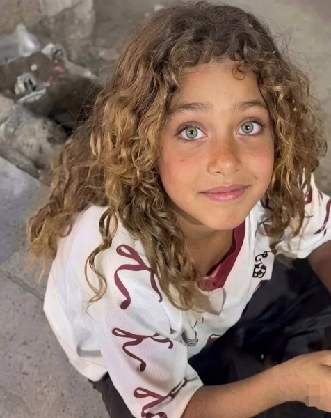 لحظة إنسانية في الغردقة.. طفلة تجذب اهتمام سائح فرنسي خلال جولة في الشارع