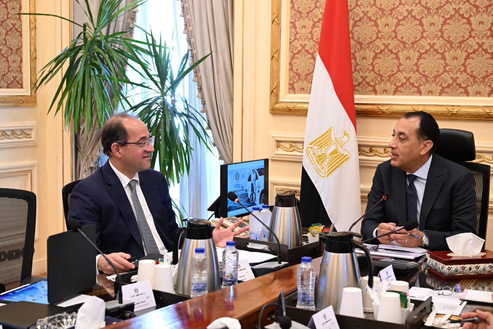 في اجتماع برئاسة رئيس الوزراء: الحكومة تبدأ إجراءات التحول نحو السيارات الكهربائية