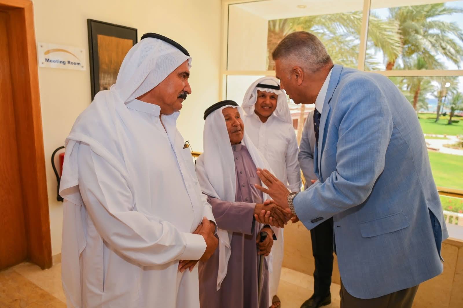 عواقل ومشايخ ونواب نويبع يشيدون بجهود محافظ جنوب سيناء في تنمية المدينة