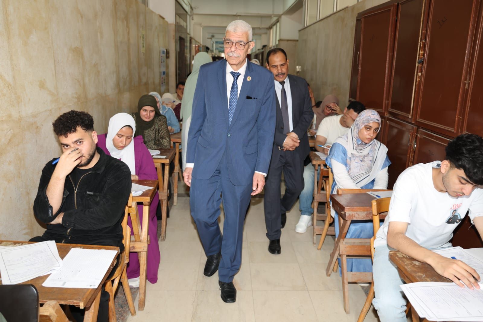 رئيس جامعة المنوفية يتفقد امتحانات الفصل الدراسي الثاني بكلية التمريض