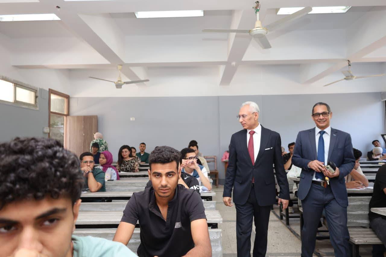 رئيس جامعة المنيا يشيد بانضباط الطلاب داخل اللجان ويؤكد: توفير بيئة امتحانية مستقرة وآمنة أولوية لضمان أداء الطلاب لاختباراتهم بكفاءة
