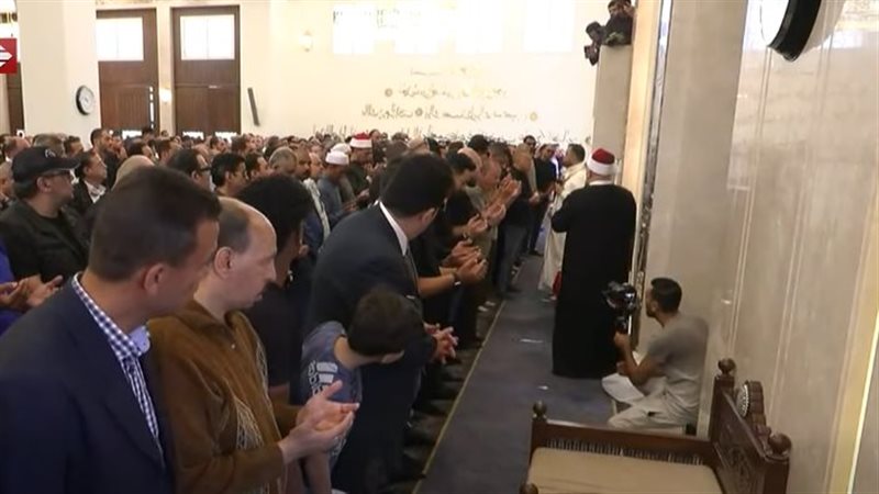 الشيخ خالد الجندي يؤم المصلين في جنازة هاني شاكر