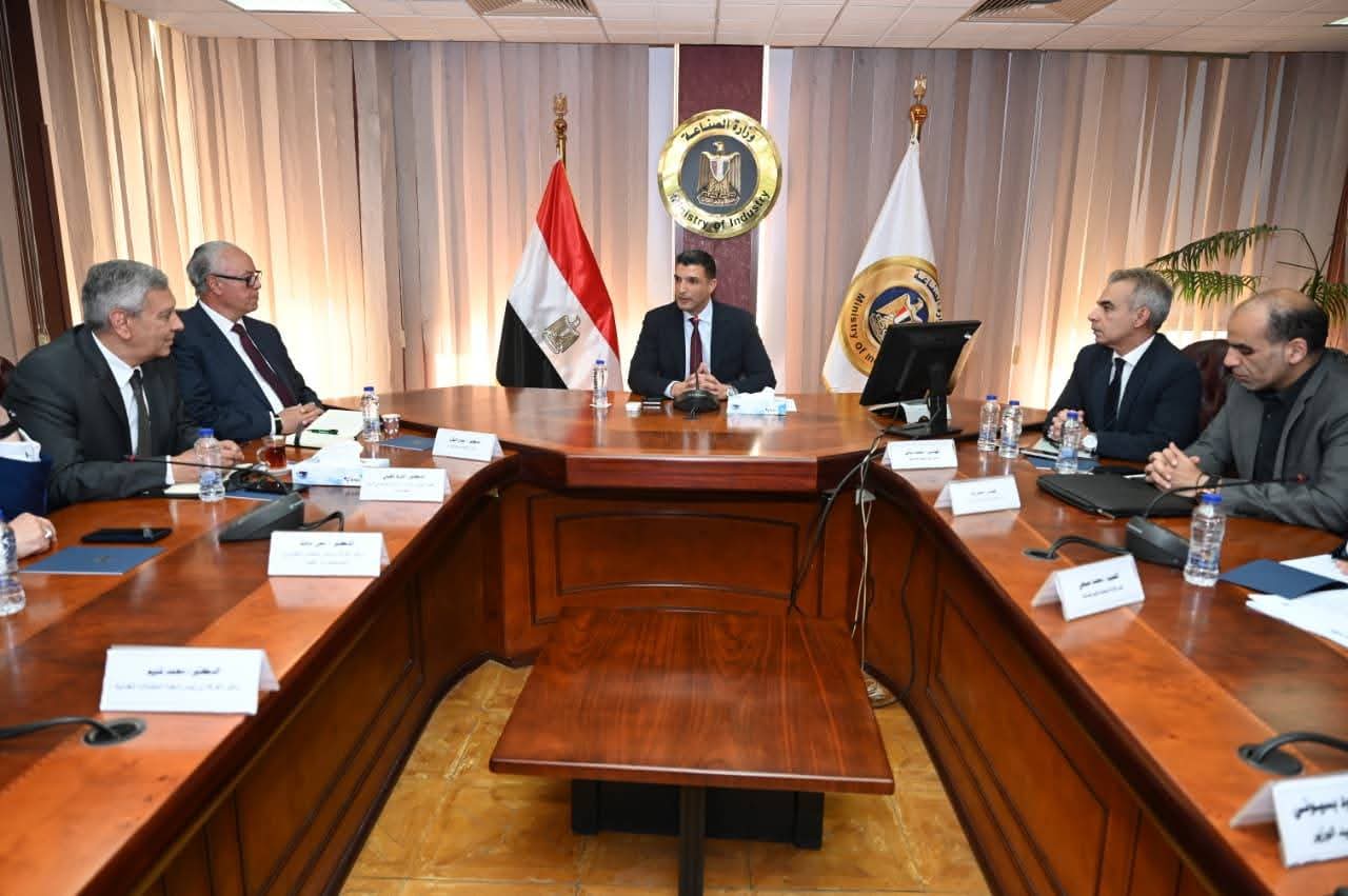 وزير الصناعة يبحث مع غرفة صناعة الأدوية ومستحضرات التجميل والمستلزمات الطبية تحديات واحتياجات الغرفة للنهوض بالقطاع وصادراته خلال المرحلة المقبلة