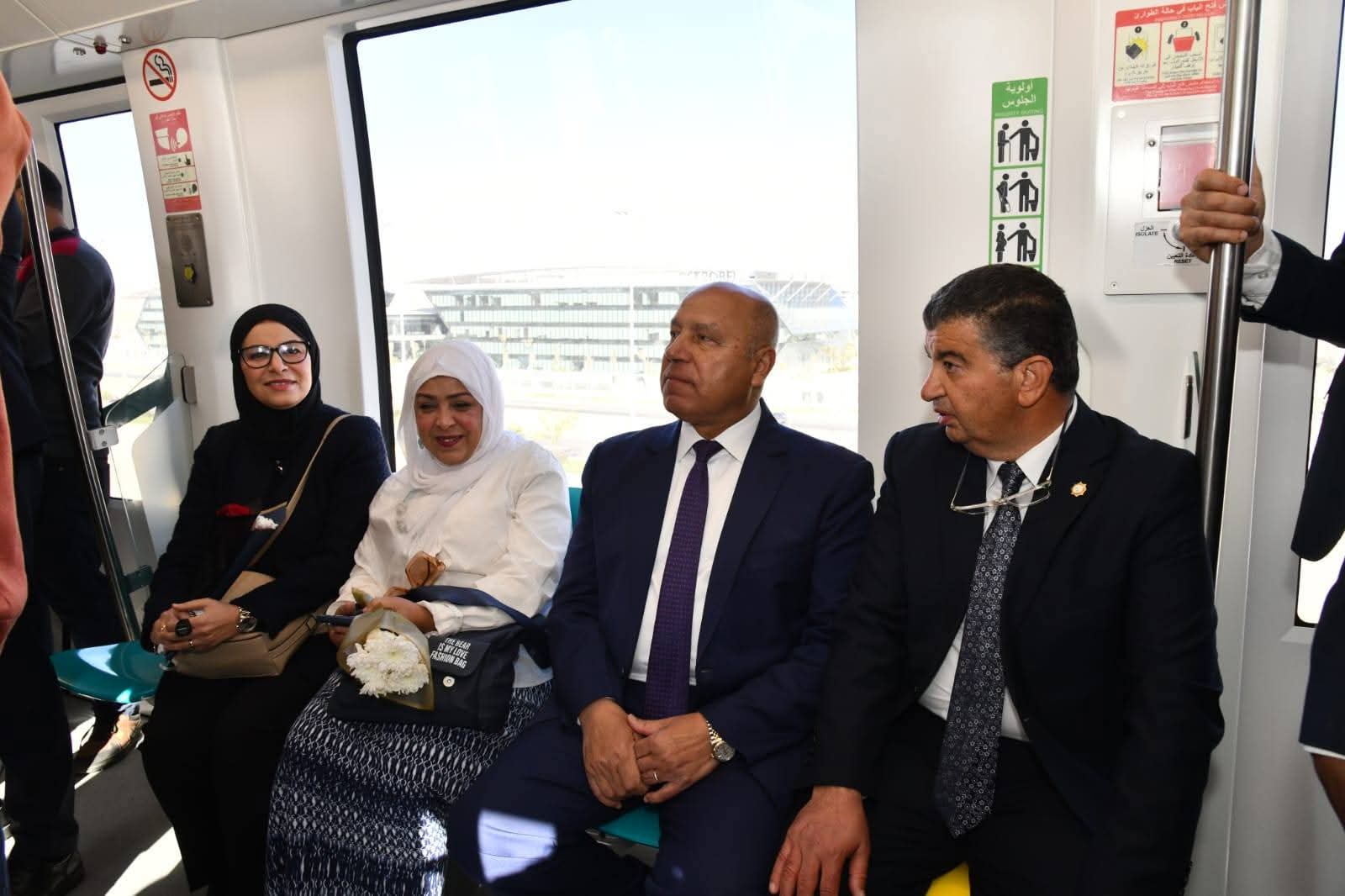 وزير النقل يستقل قطار المونوريل من محطة المستثمرين بالقاهرة الجديدة حتى محطة الحي الحكومي بالعاصمة الجديدة متوجها إلى مقر الوزارة 