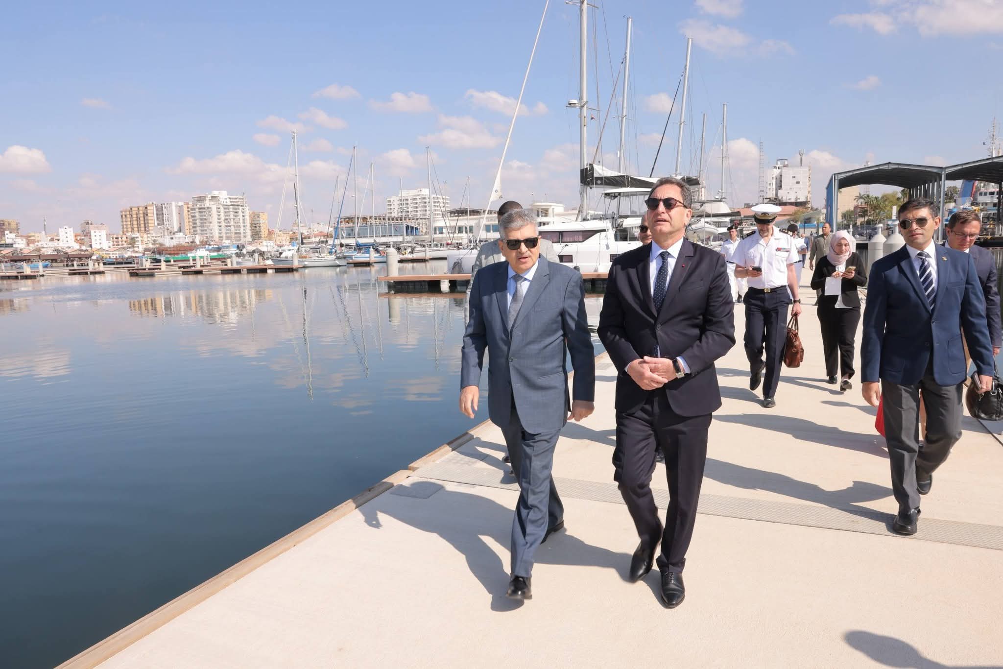 الفريق أسامة ربيع يبحث سبل التعاون مع السفير الفرنسي     ▪︎ويتابع عبور حاملة الطائرات الفرنسية شارل ديجول للقناة