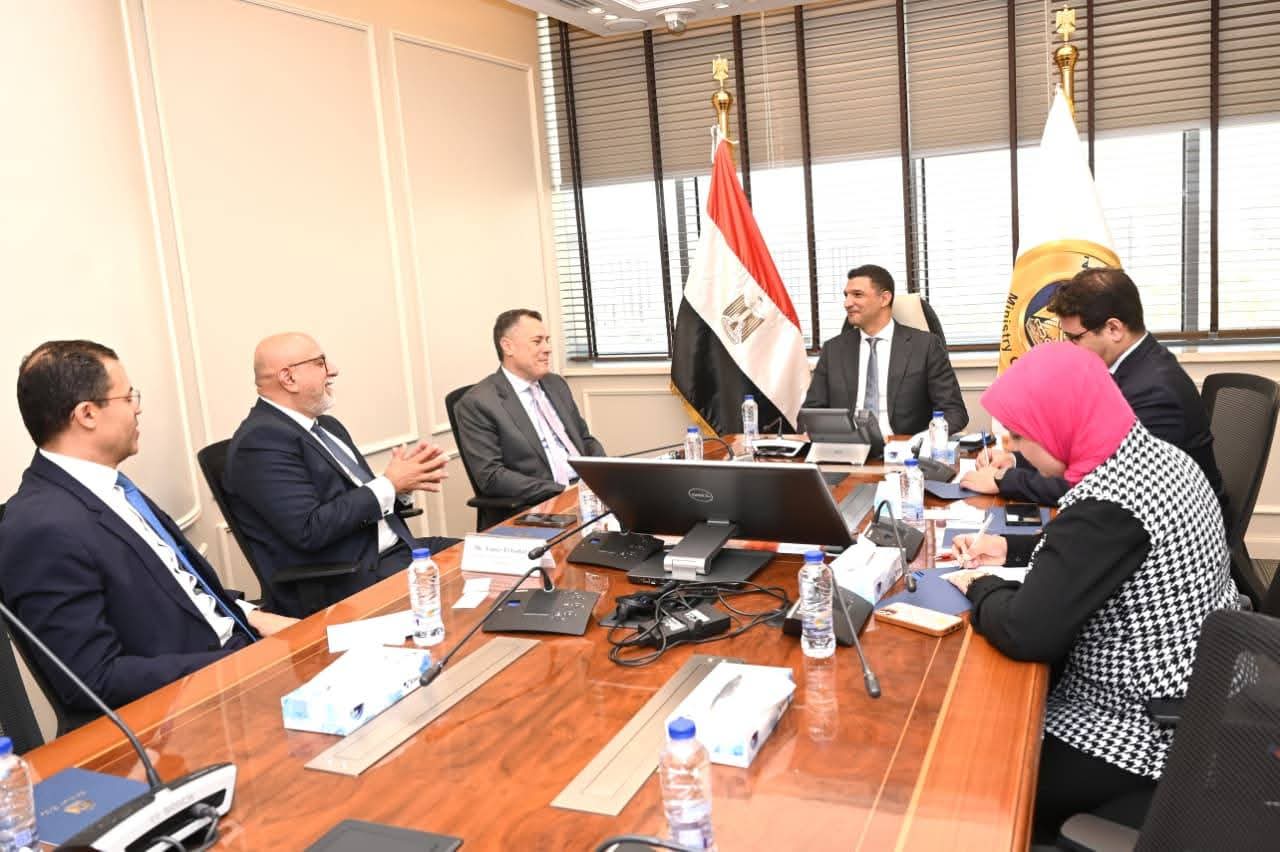 وزير الصناعة يبحث مع وفد بنك أبوظبي الأول- مصر سبل تمويل المشروعات الصناعية والتعاون مع هيئات الوزارة لتيسير حصول المشروعات المتوسطة والصغيرة على التمويل