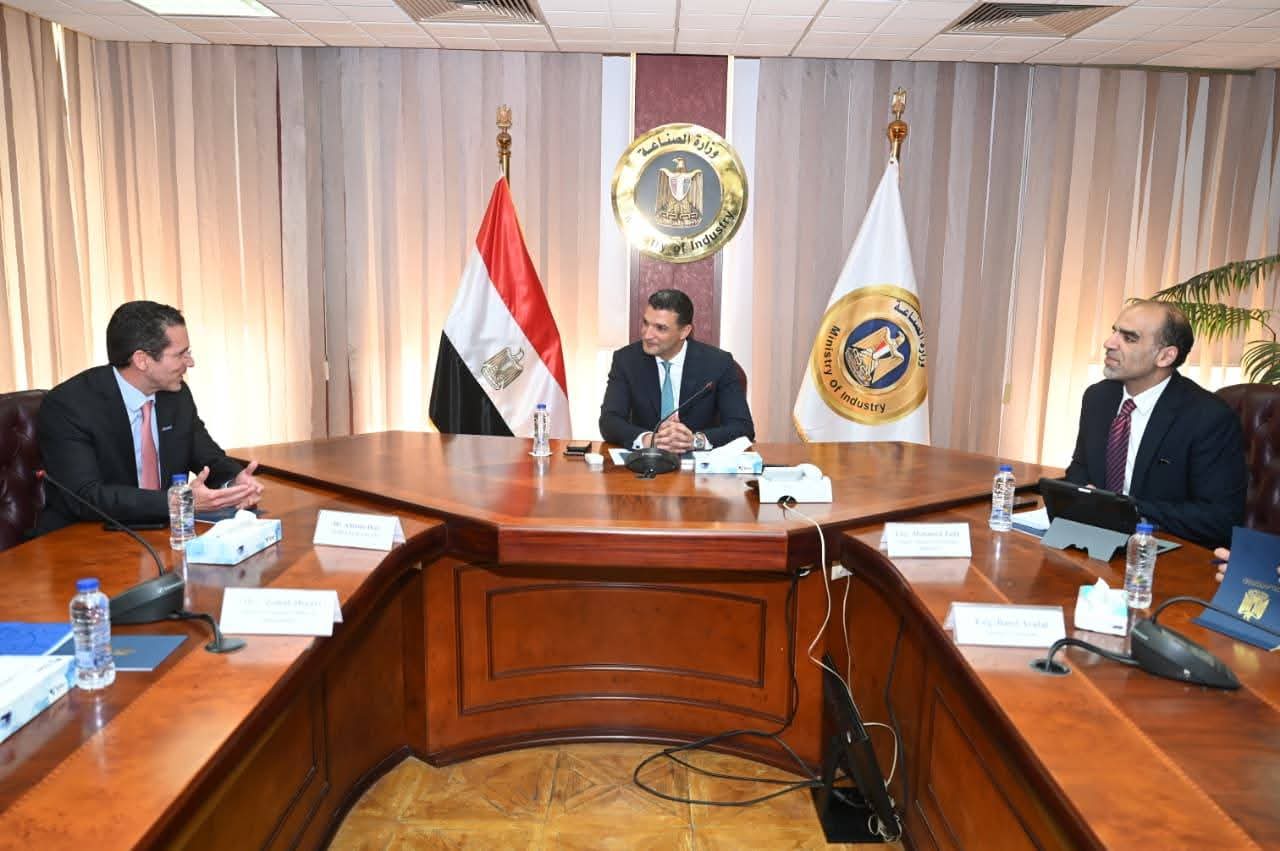 وزير الصناعة يبحث مع وفد شركة سيمكس العالمية رؤية الشركة للتوافق مع خطط الدولة للتنمية الصناعية