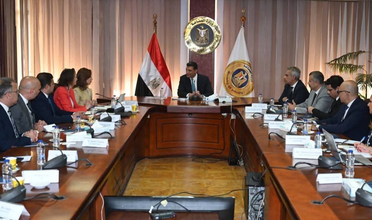 وزير الصناعة يبحث مع وفد مجموعة شركات غوروك التركية خطة المجموعة لإقامة مشروع صناعي في مصر لصناعة المنتجات الزجاجية 