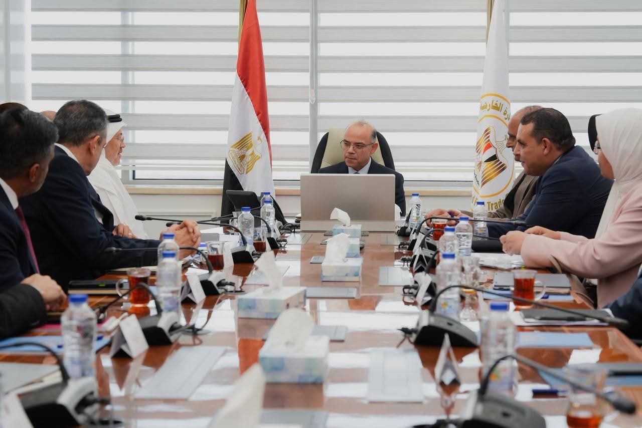 وزير الاستثمار والتجارة الخارجية يبحث مع المؤسسة الدولية الإسلامية لتمويل التجارة تطوير برامج التمويل وبعثات التصدير والتكامل الصناعي