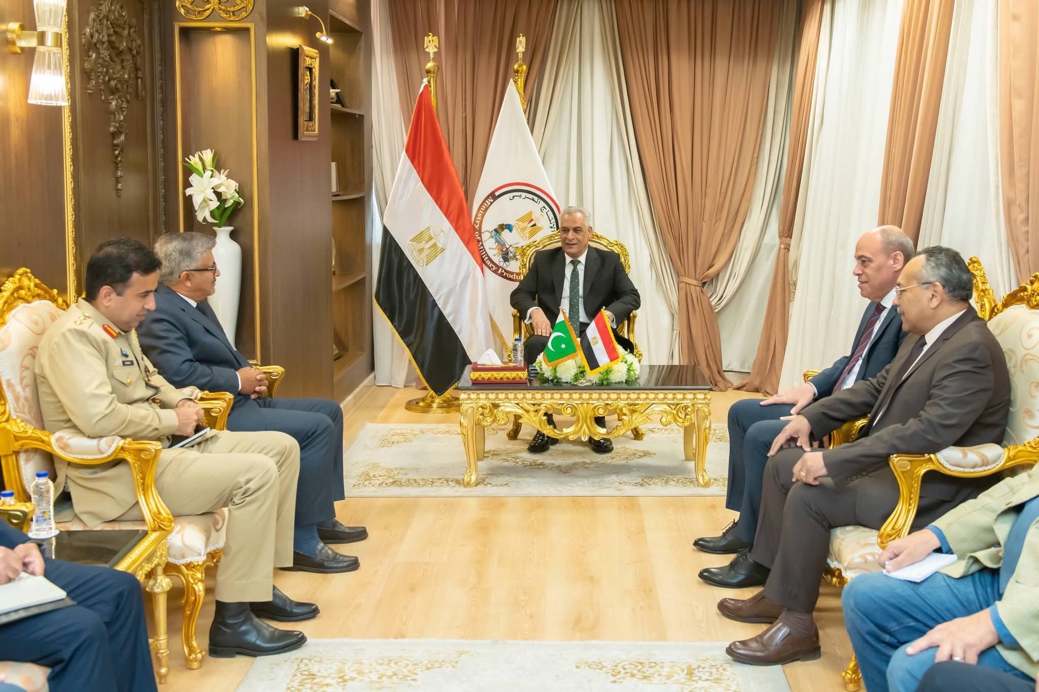 وزير الدولة للإنتاج الحربي يناقش مع السفير الباكستاني سبل تعزيز التعاون المشترك