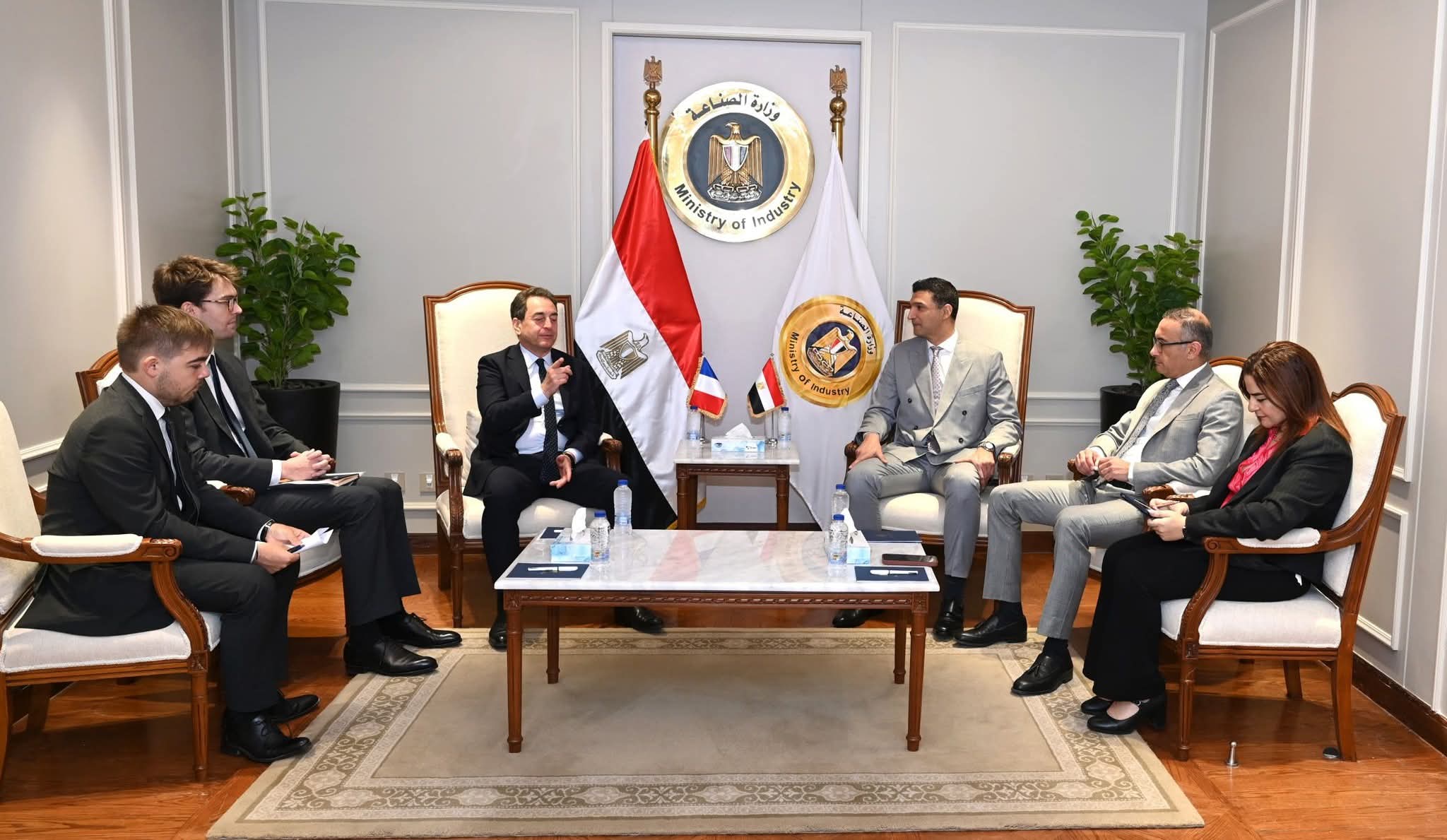 وزير الصناعة والسفير الفرنسي يبحثان سبل تعزيز التعاون الصناعي المصري - الفرنسي