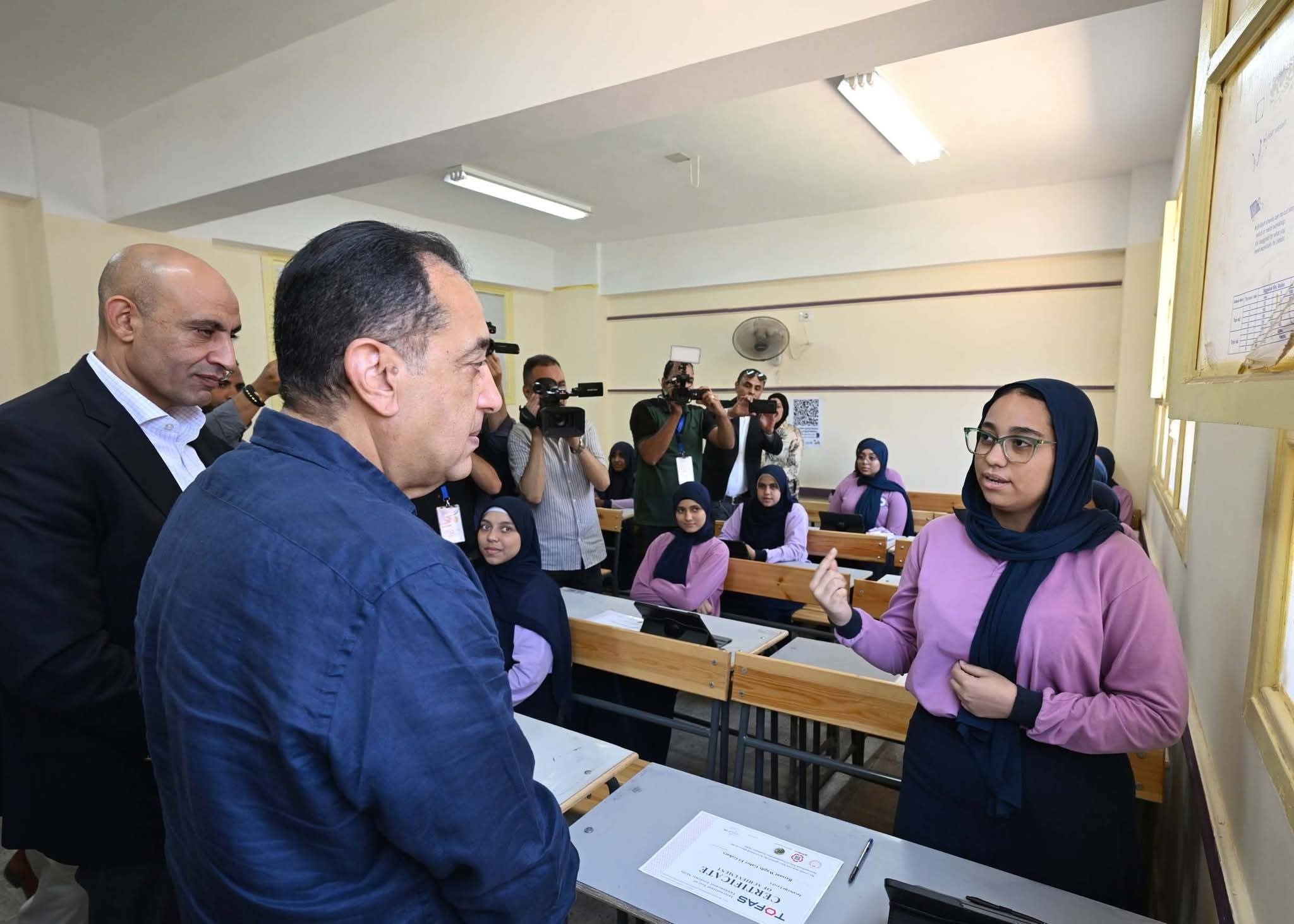 مدبولي من داخل المدرسة: حوار مباشر مع الطالبات ورسالة واضحة.. التعليم أولوية لبناء المستقبل