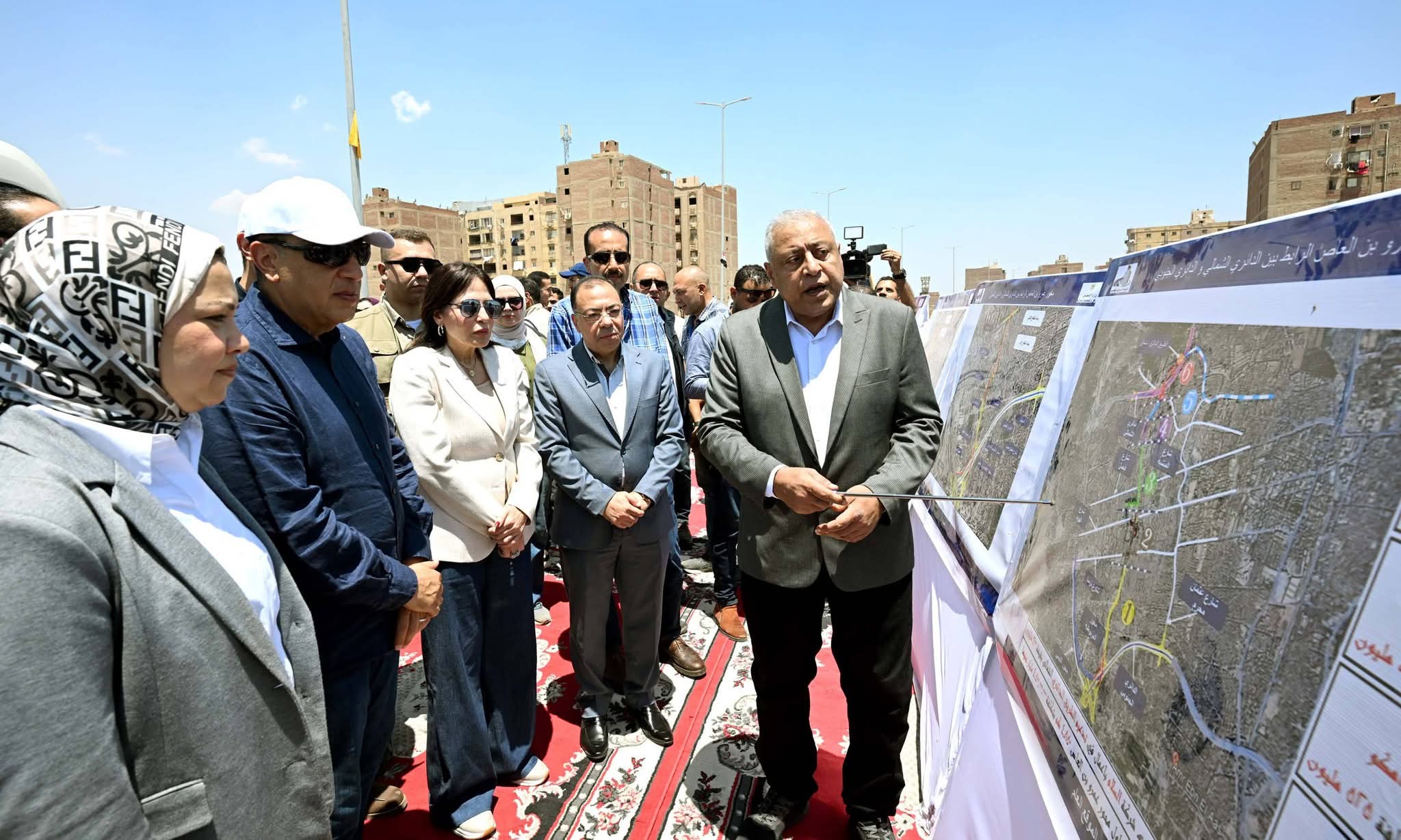فى أثناء جولته لتفقد وافتتاح عدد من المشروعات الخدمية والتنموية بمحافظة الجيزة:     رئيس الوزراء يتفقد محور عمرو بن العاص