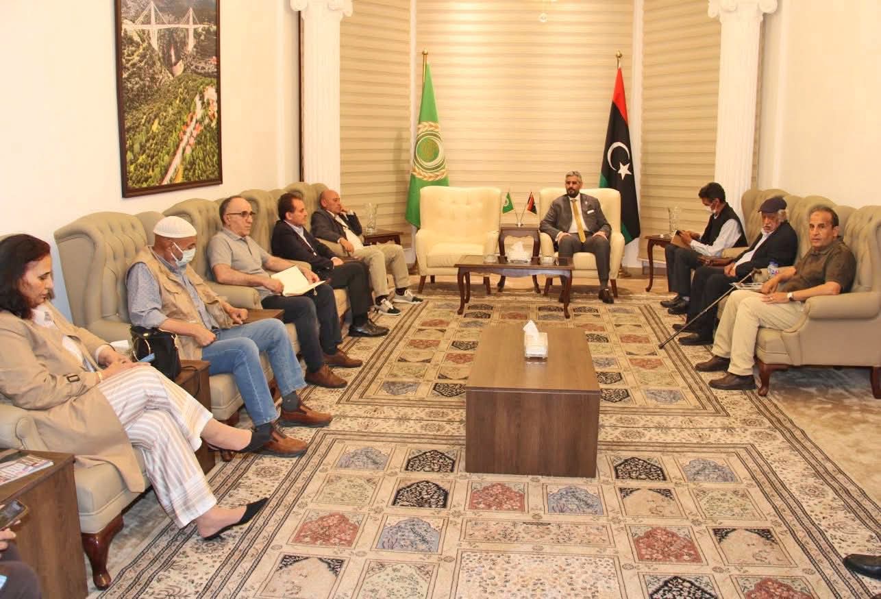 سفير ليبيا بالقاهرة يبحث دعم الجالية ومقترح إعادة تأسيس ناديها لتعزيز التواصل والخدمات