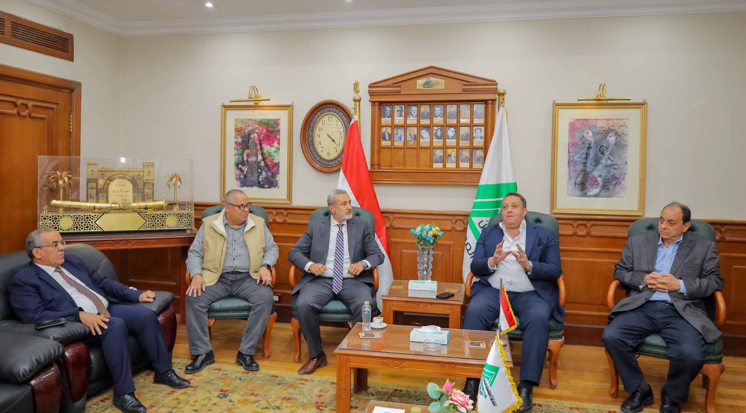 بحضور وكيلي النقيب ..نقيب المهندسين يلتقي وفدًا من جمعية رجال الأعمال المكاتب الاستشارية تواجه التحديات.. وعشرات المكاتب أغلقت أبوابها