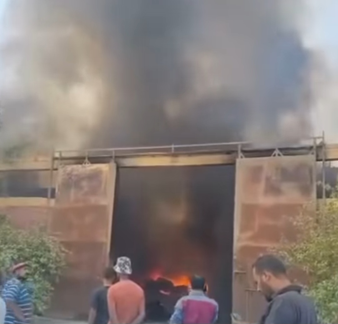 جهود مكثفة للسيطرة على حريق مصنع قطن غرب طهطا بسوهاج