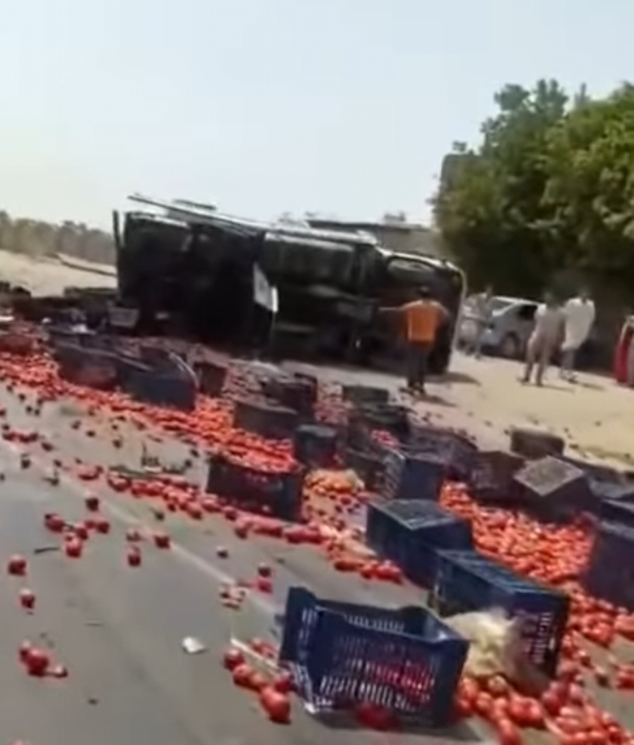 انقلاب سيارتي نقل محملتين بالفواكه على طريق مصر – الإسكندرية الصحراوي