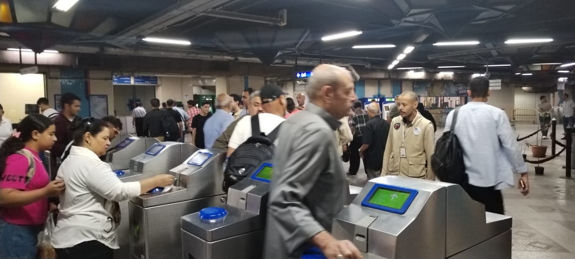 وزير النقل يتابع انتظام العمل بمرافق النقل والمواصلات.. ويوجه بتواجد القيادات والمسئولين بالهيئات والشركات التابعة بمحطات ومواقع العمل المختلفة للإشراف على تقديم خدمات مميزة لجمهور الركاب