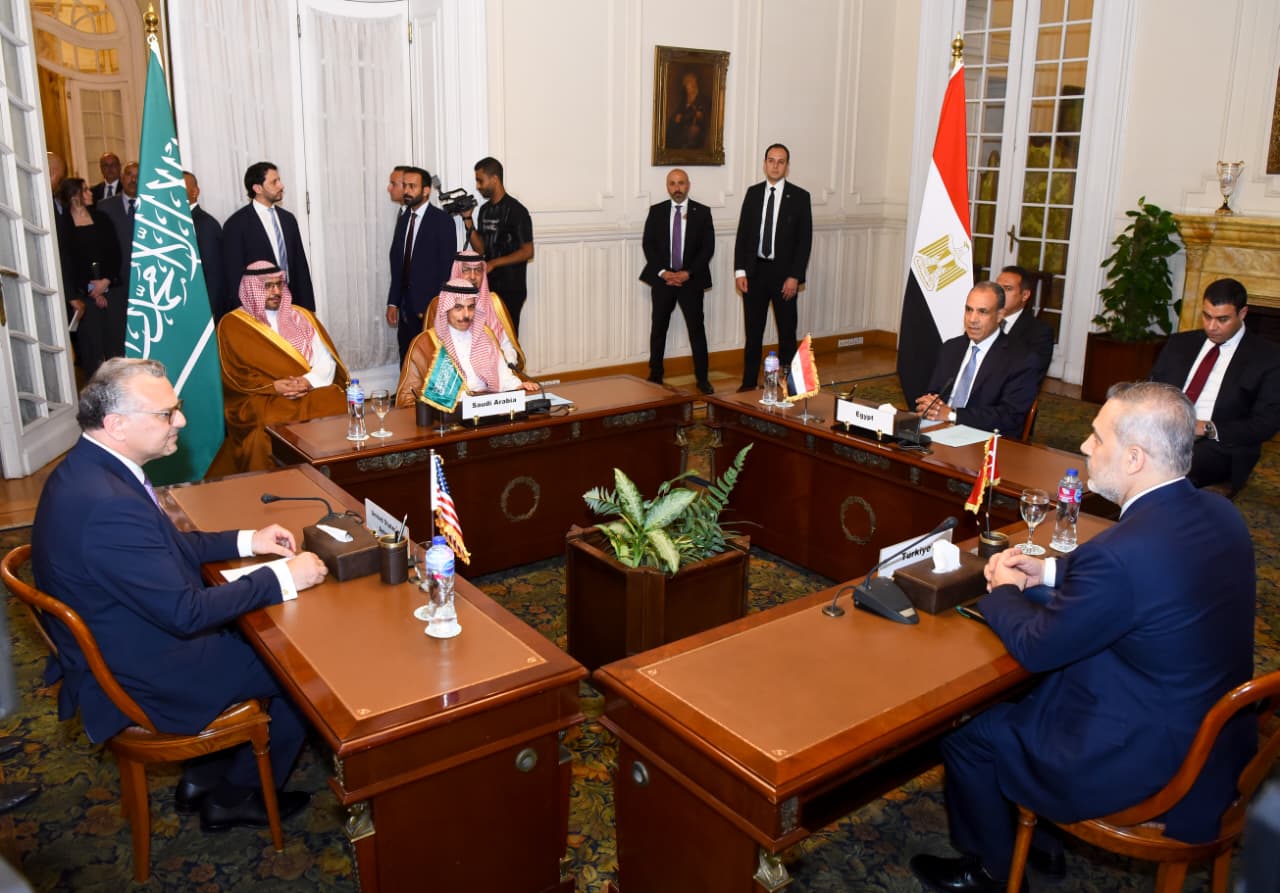 اجتماع رباعي بالقاهرة لتعزيز التنسيق الإقليمي ودعم الاستقرار في المنطقة