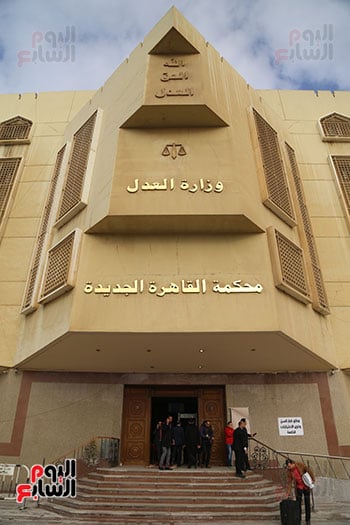 زلزال في محكمة القاهرة الجديدة.. متهم بـ "تزوير دمغات المحامين" يهرب من الحرس تاركاً بطاقته.. وعبد الحميد منير المحامى يطالب النقيب بتحقيق عاجل
