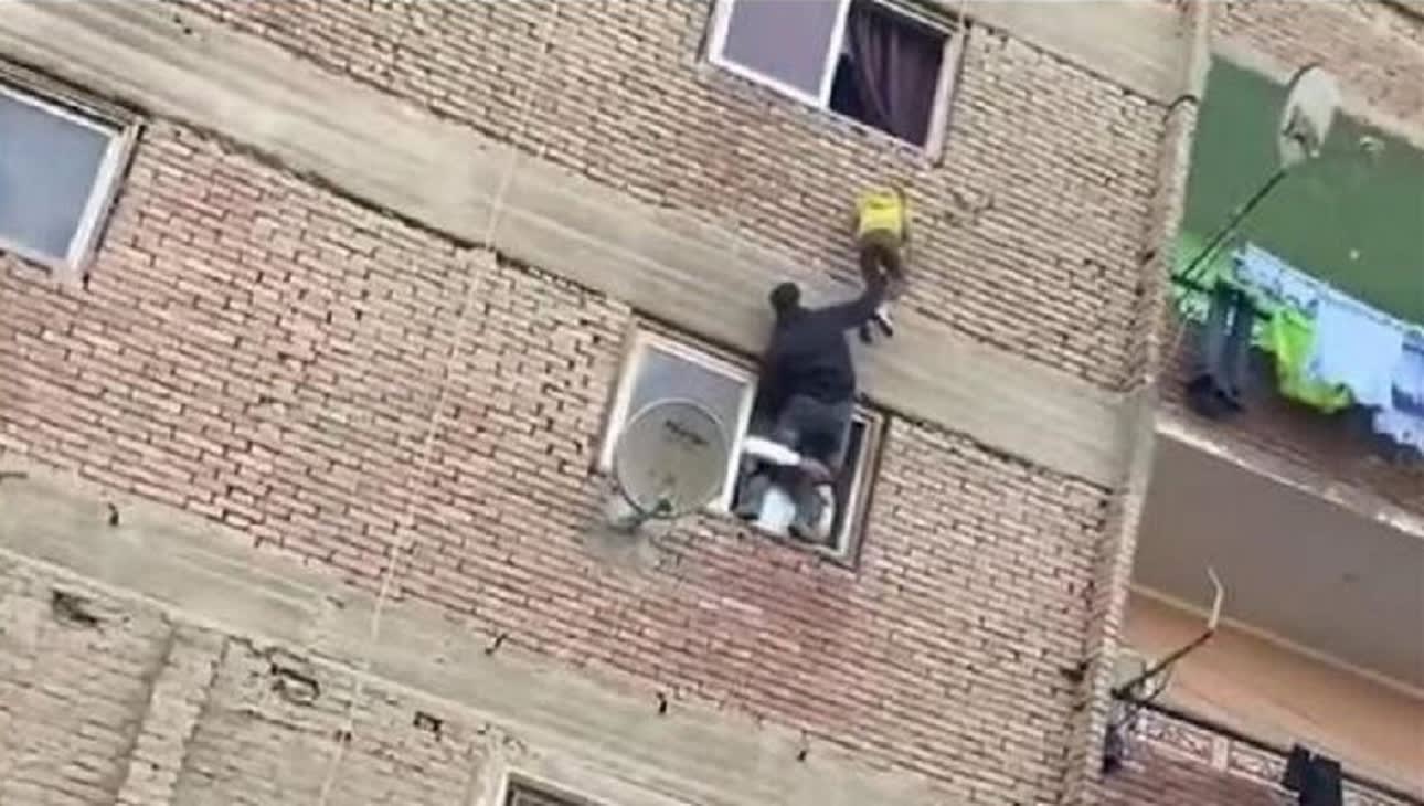 إنقاذ طفلة محتجزة داخل شقة بالفيوم