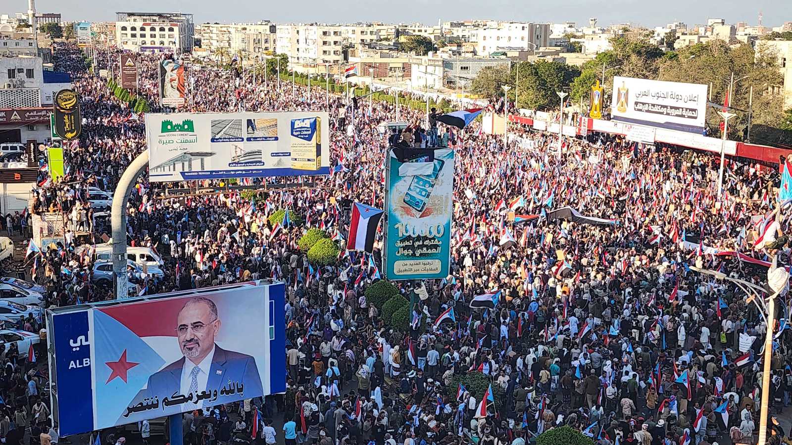 توتر أمني في عدن.. إطلاق نار وإصابات عقب اقتحام ساحة العروض