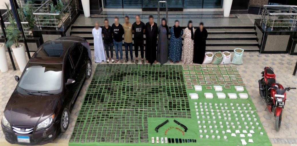 مصرع عنصرين جنائيين وضبط 2 طن مخدرات و70 سلاحًا ناريًا بعدد من المحافظات