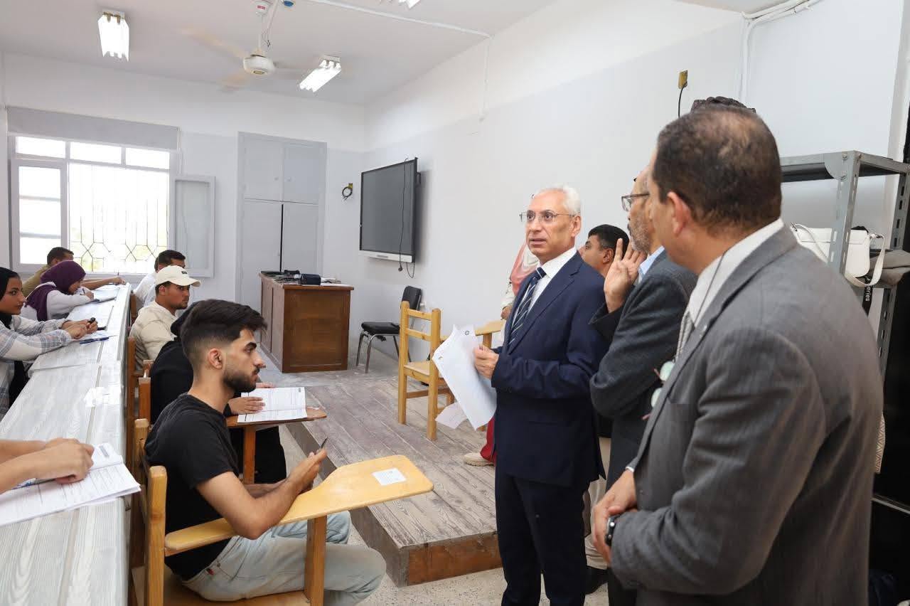 رئيس جامعة المنيا يتفقد امتحانات كلية الطب البيطري بمدينة المنيا الجديدة ويؤكد الالتزام بمعايير الجودة والانضباط