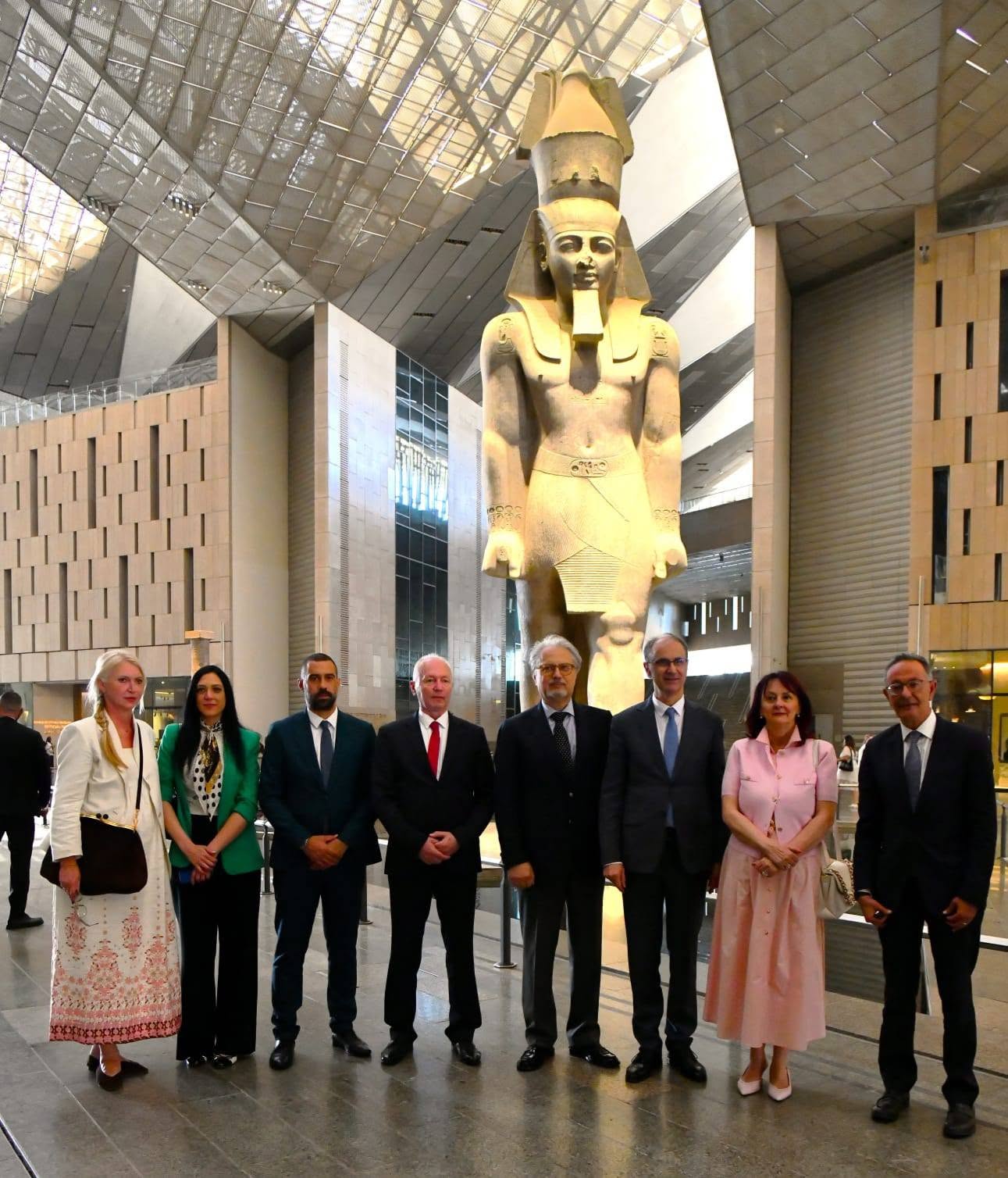 بالصور.. رئيس وزراء جمهورية صربيا والوفد المرافق له في جولة داخل المتحف المصري الكبير