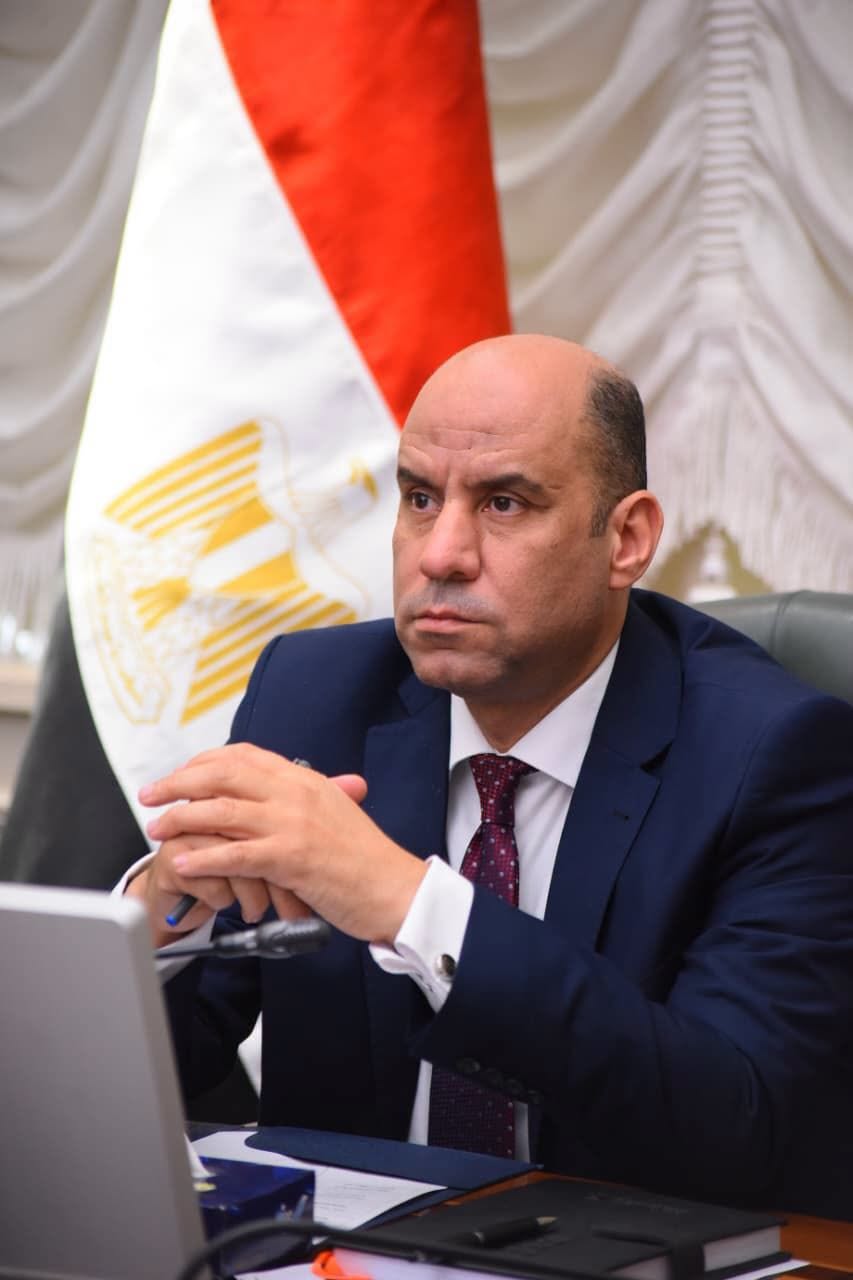 وزير العمل يوجه بمتابعة حادث انقلاب سيارة تقل عمالًا بطريق العلمين... ويقدم خالص العزاء لأسر المتوفين ويتمنى الشفاء العاجل للمصابين