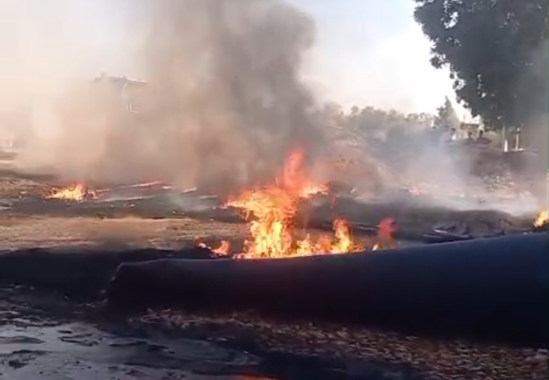 الدخان غطى سماء إسنا.. حريق هائل يلتهم مواسير الصرف الصحي بالحليلة