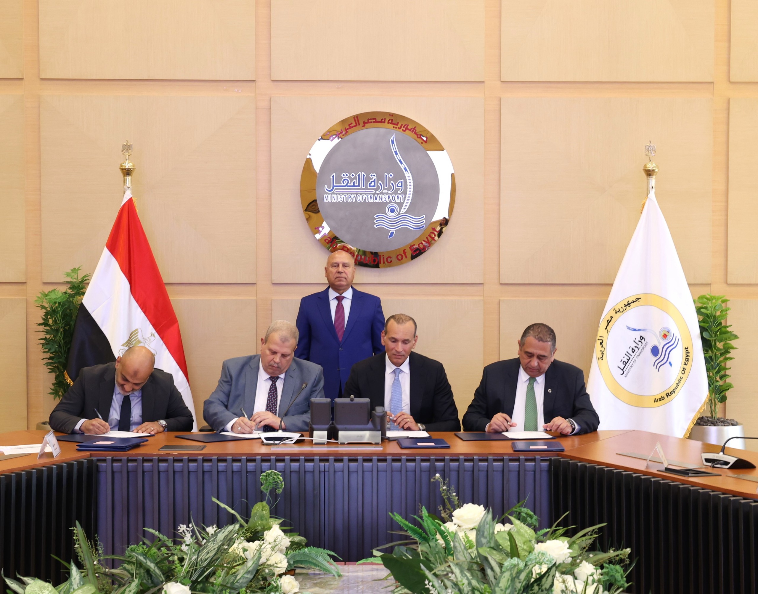 وزير النقل يشهد توقيع عدد من العقود لانشاء وتطوير السكة ونظم الإشارات بعدد من خطوط السكك الحديدية
