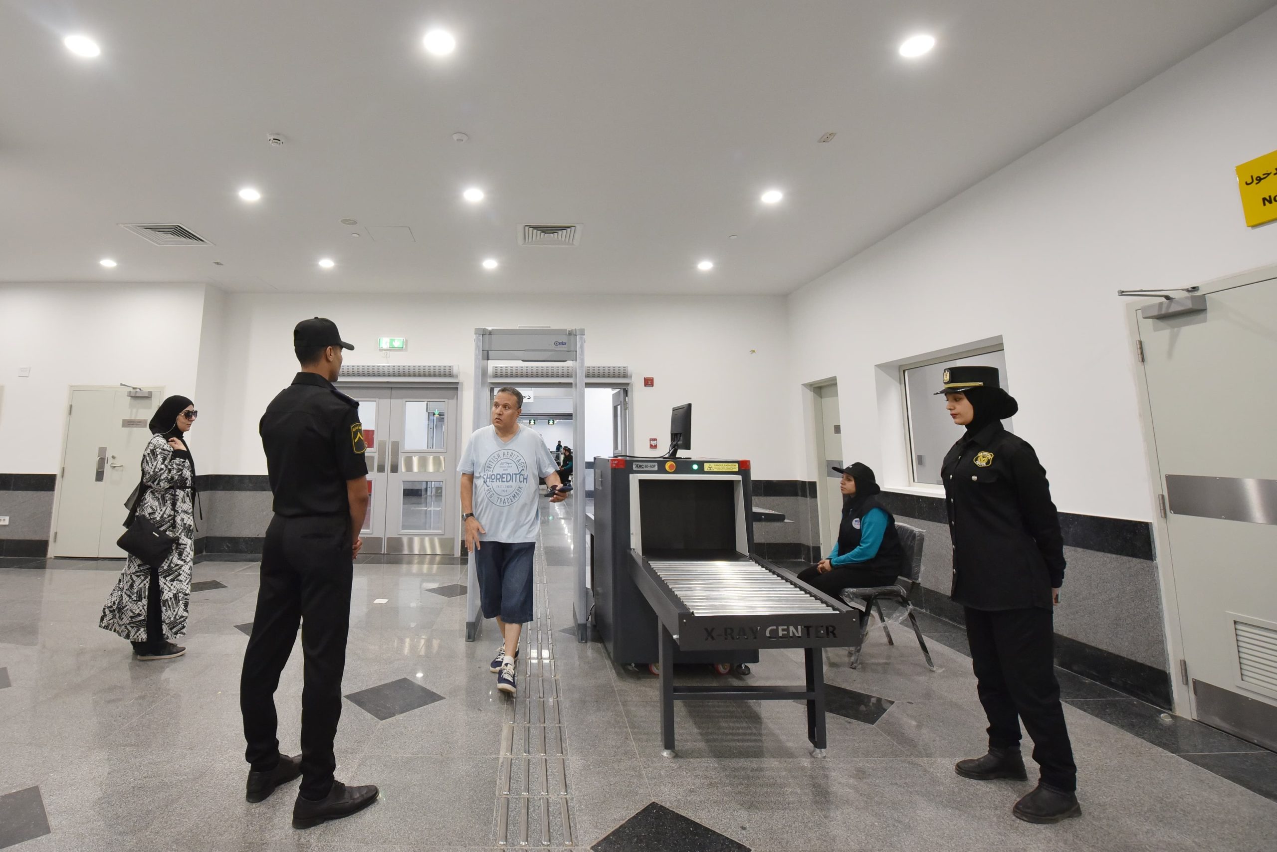 بدء التشغيل الكامل لمونوريل شرق النيل.. توافد الركاب على محطة الاستاد بمدينة نصر في أول أيام الخدمة