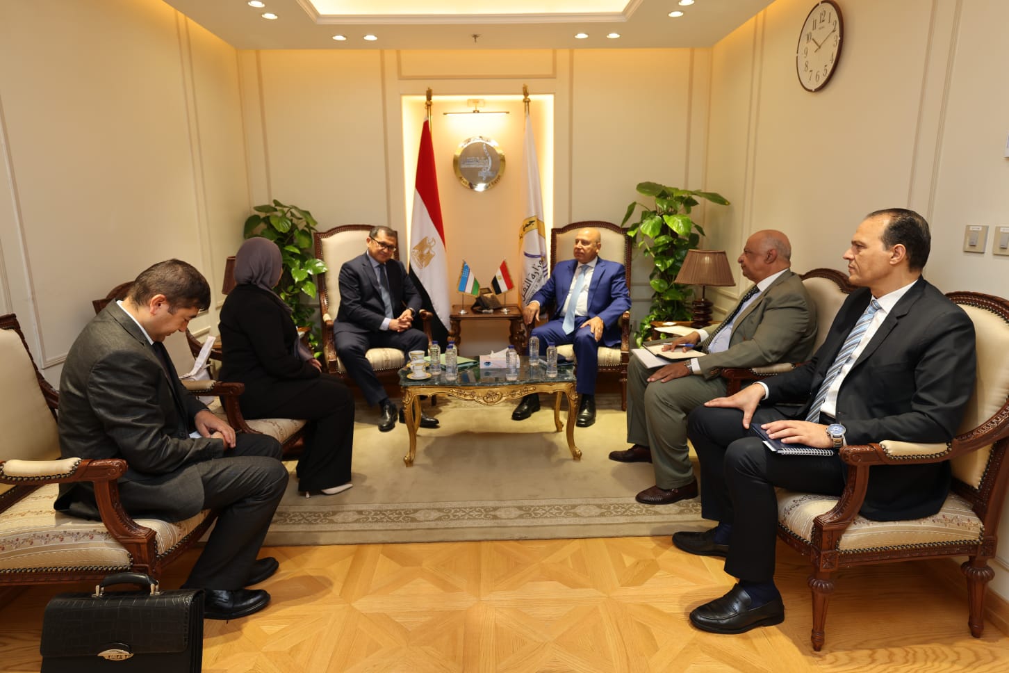 وزير النقل يبحث مع سفير جمهورية أوزبكستان بالقاهرة تعزيز التعاون المشترك في مجالات النقل واللوجستيات والممرات الدولية لتعظيم حجم التبادل التجاري بين البلدين