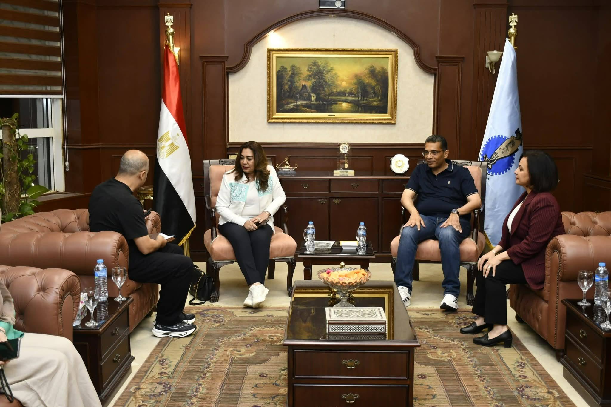 وزيرة التنمية المحلية والبيئة ومحافظ البحر الأحمر يعقدان اجتماعاً موسعاً لمتابعة منظومة المخلفات والارتقاء بمستوى الخدمات البيئية