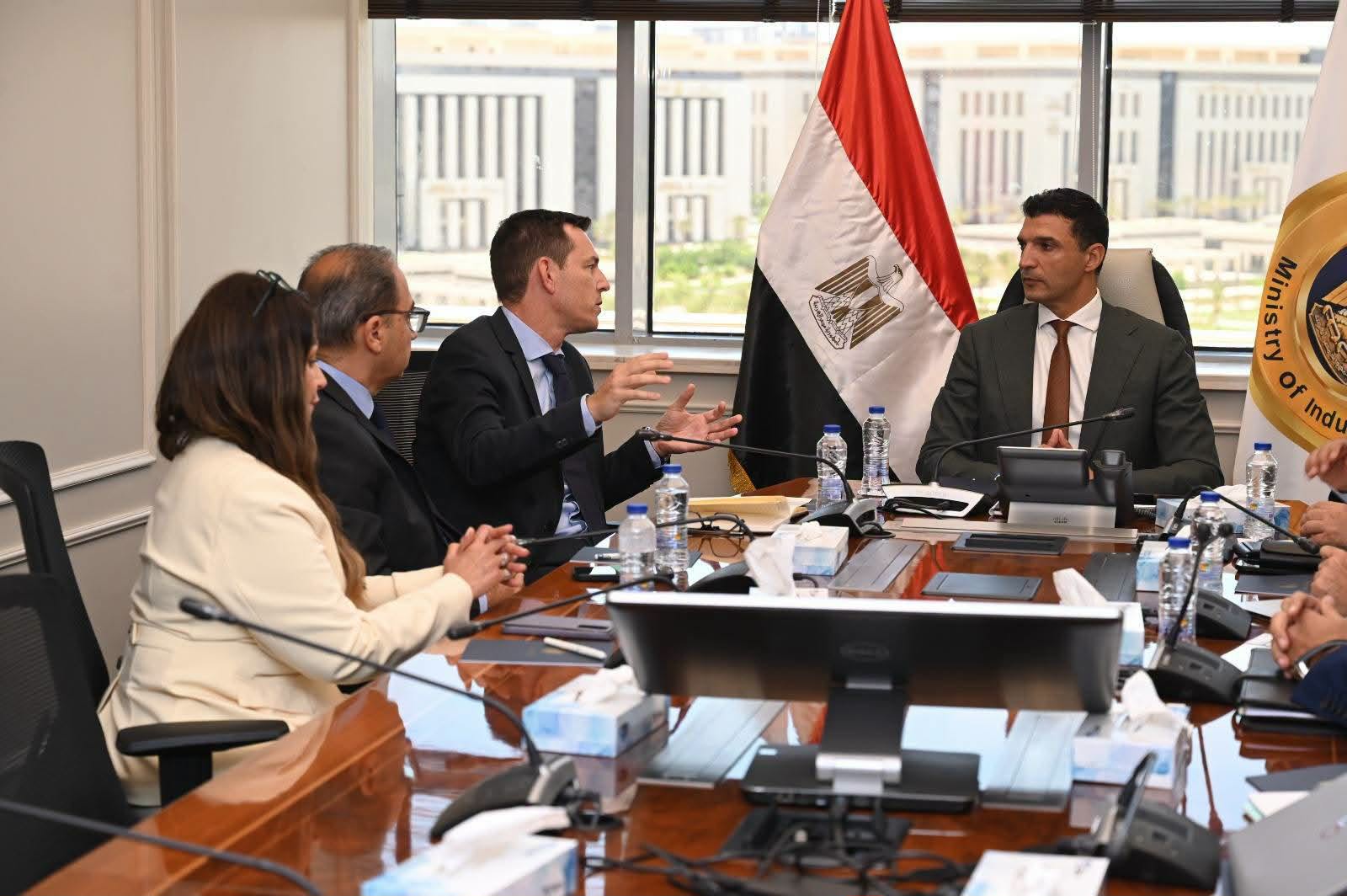 وزير الصناعة يبحث مع الرئيس التنفيذي لشركة شنايدر إلكتريك لمنطقة شمال إفريقيا والمشرق العربي خطط الشركة الحالية والمستقبلية للتوسع في السوق المصري وتعميق التصنيع المحلي