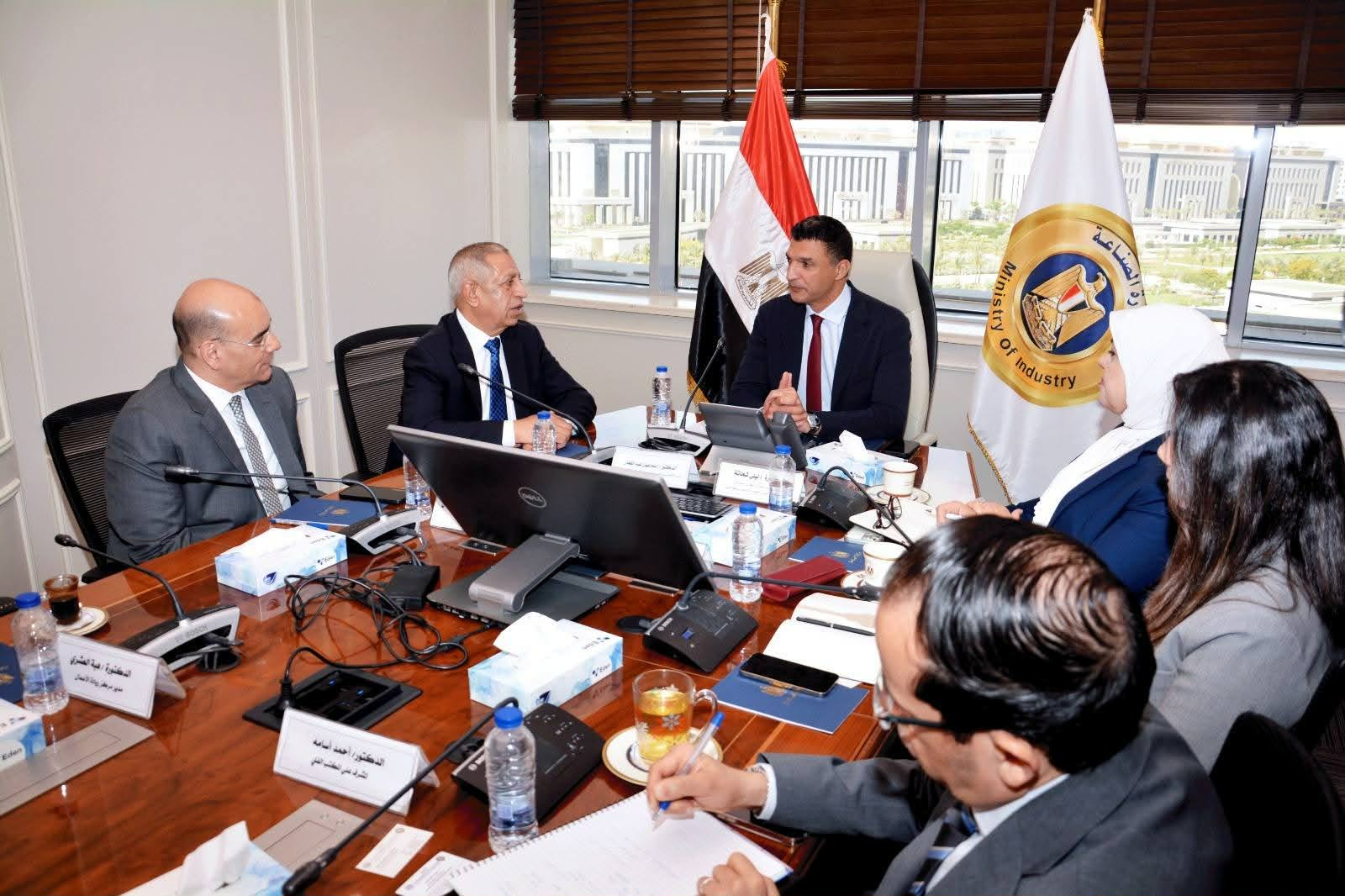 وزير الصناعة يبحث مع رئيس الأكاديمية العربية للعلوم والتكنولوجيا والنقل البحري سبل تعزيز التعاون في مجالات البحث العلمي ودعم المشروعات الناشئة والتعليم والتدريب المهني