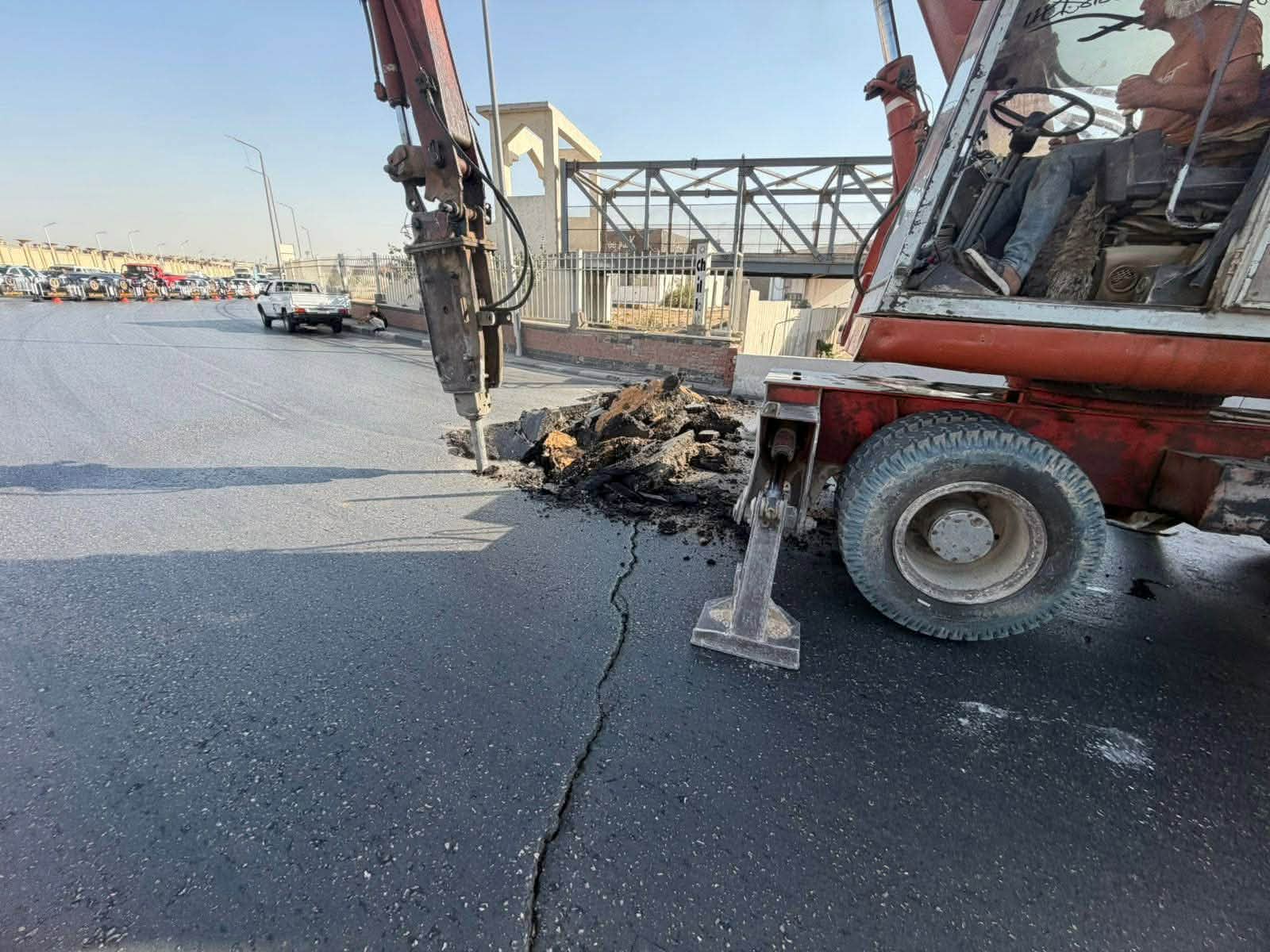 بدء أعمال إصلاح هبوط أرضي أسفل كوبري الجمسي بالنزهة الجديدة