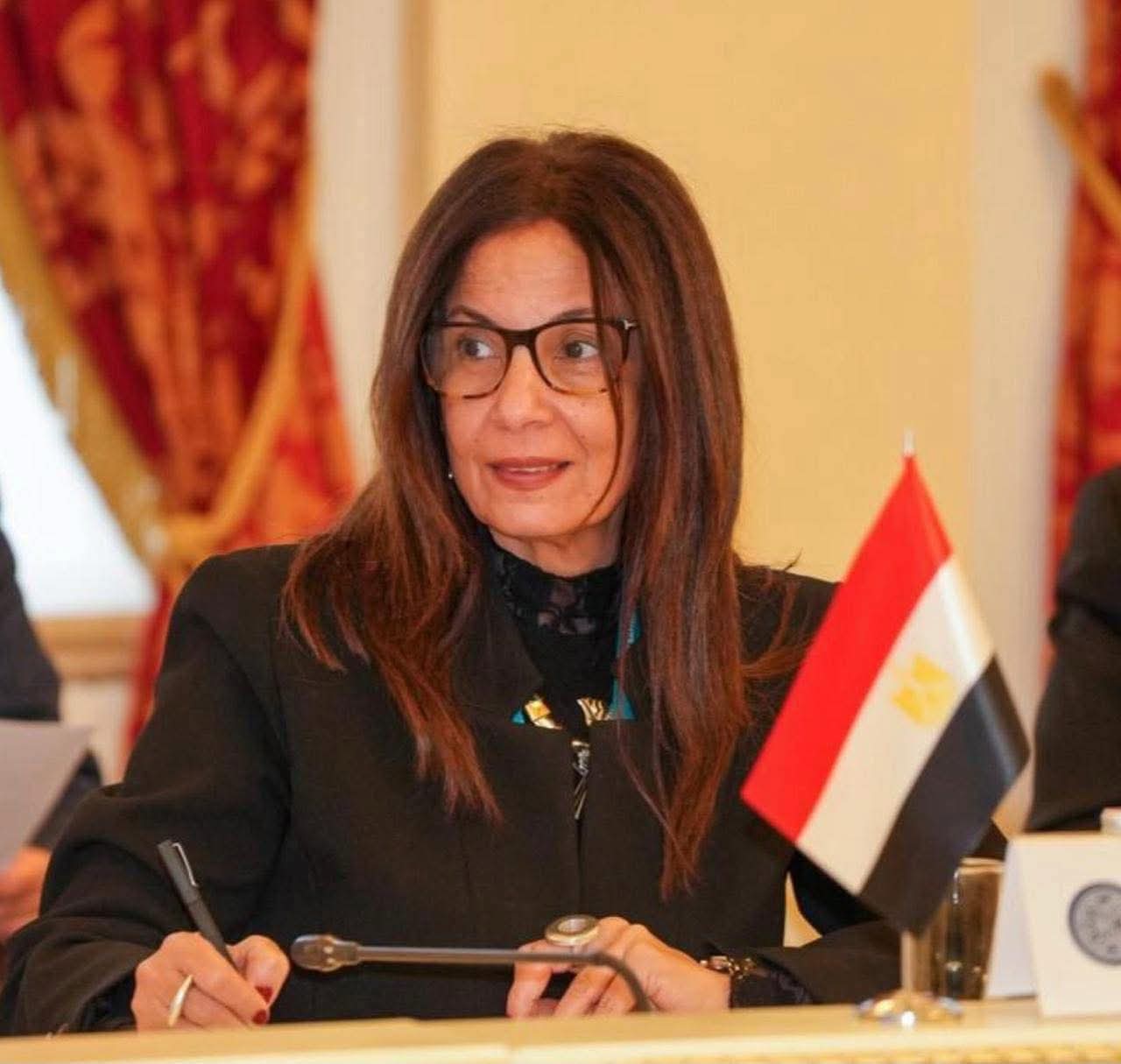 وزيرة الثقافة تبحث مع محافظ الوادي الجديد تعزيز الخدمات الثقافية وتعلن استضافة المحافظة لـ "ملتقى إقليم وسط الصعيد الثقافي"