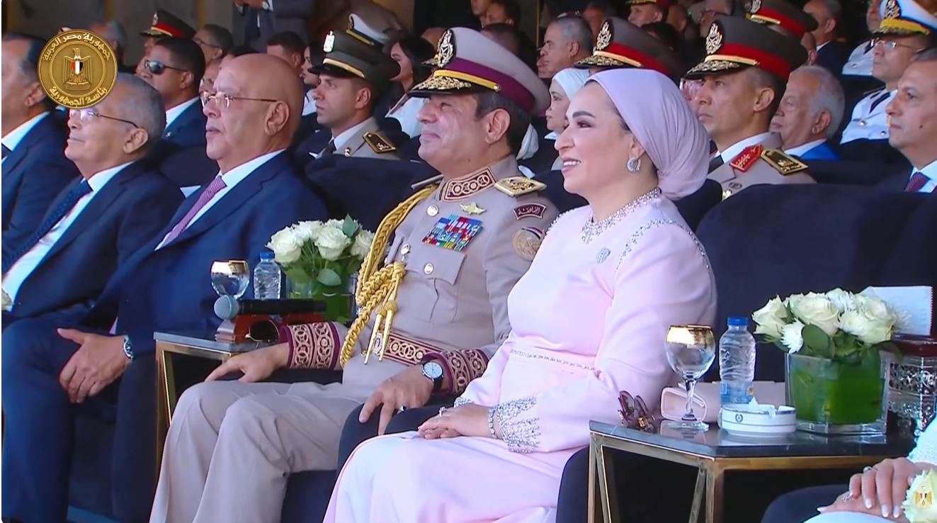 الرئيس السيسي وقرينته يشهدان استعراضًا للقوات الجوية بمقر القيادة الاستراتيجية بالعاصمة الجديدة