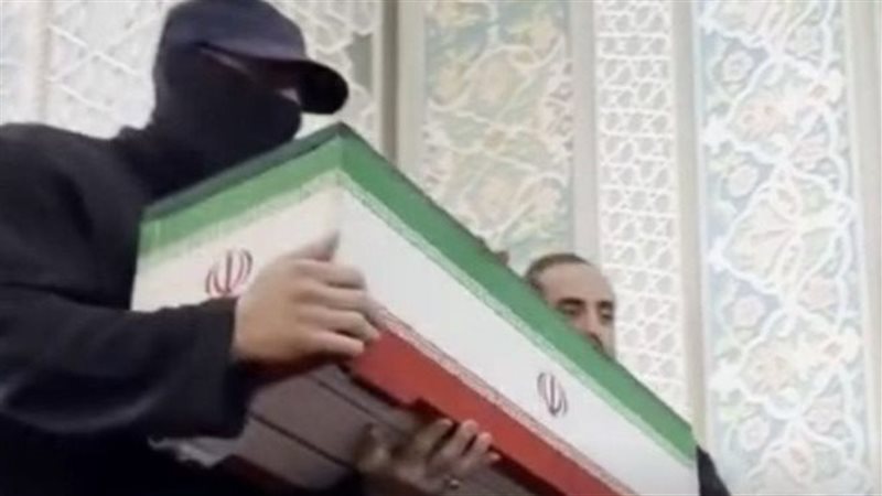 وكالة إيرانية تحسم الجدل حول الرجل الملثم في جنازة علي خامنئي